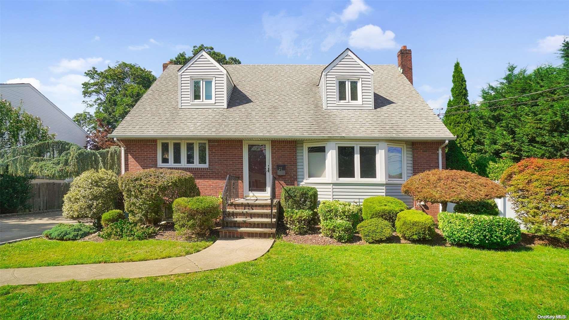 27 Mckinley Avenue, Farmingdale, NY 11735