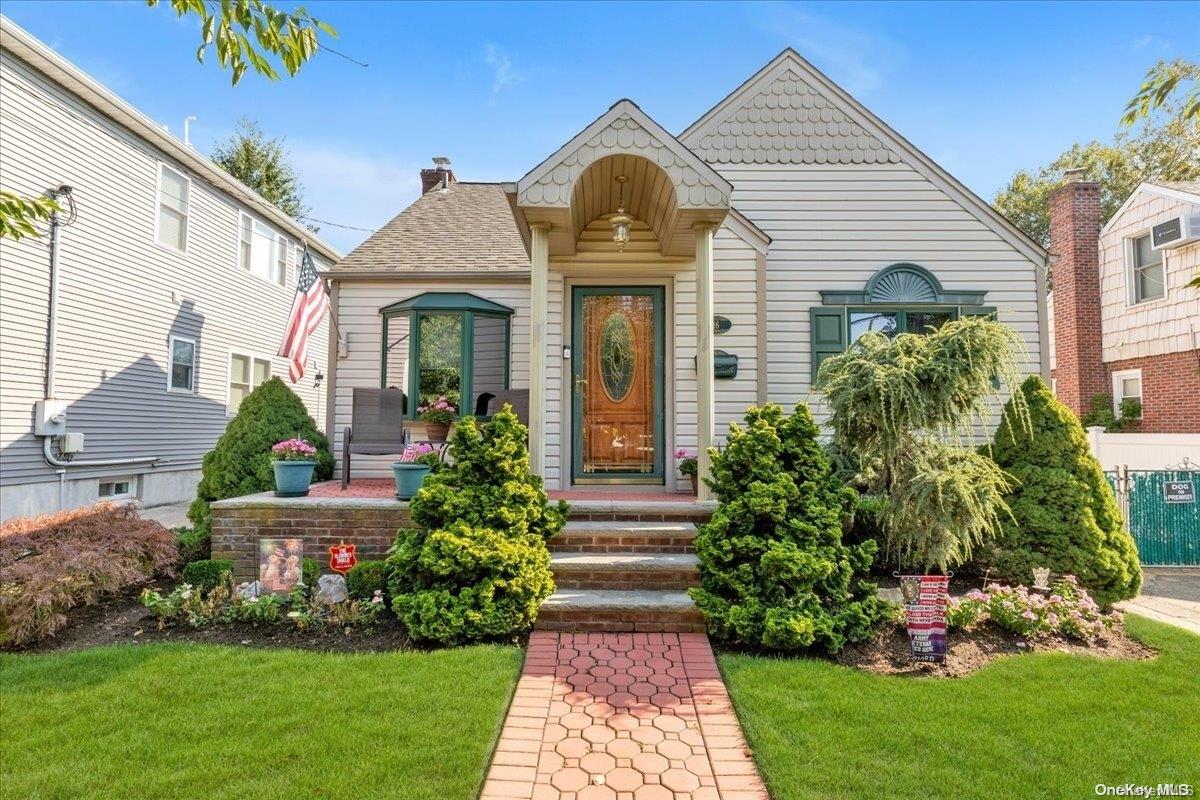 16 Franklin Avenue, New Hyde Park, NY 11040