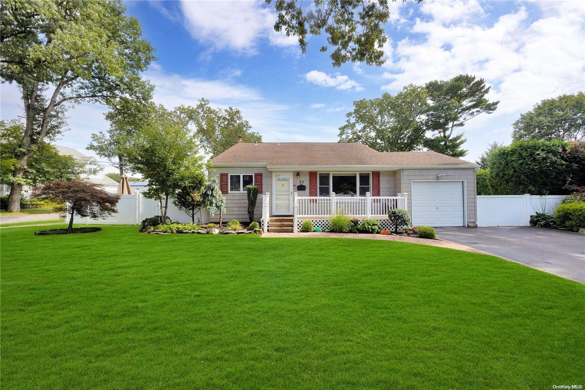 33 Woodland Avenue, Farmingdale, NY 11735