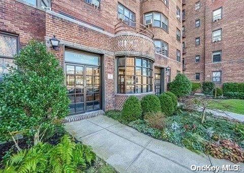 98-120 Queens Blvd # 4G, Rego Park, NY 11374