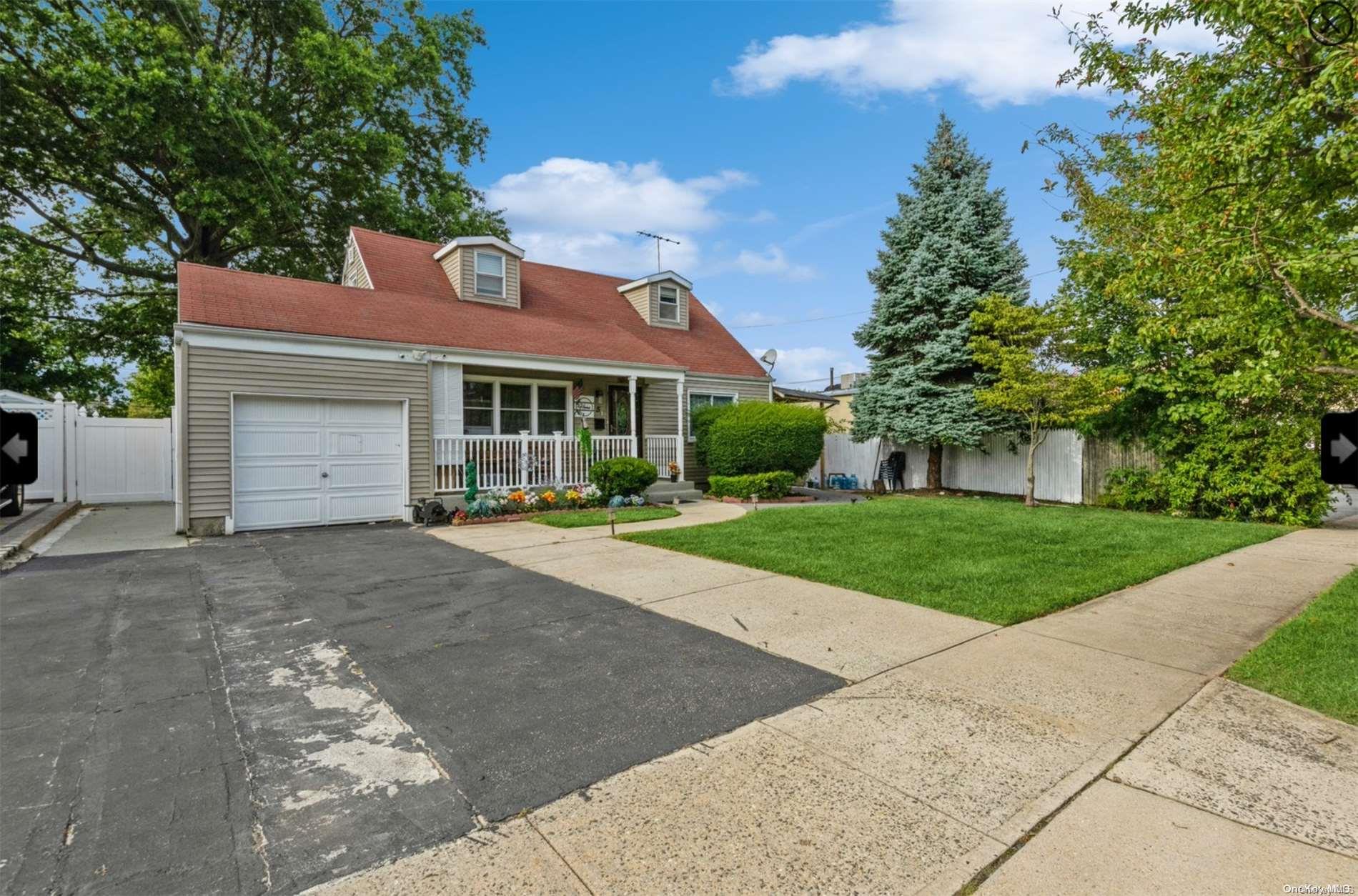 5 Crestwood Boulevard, Farmingdale, NY 11735