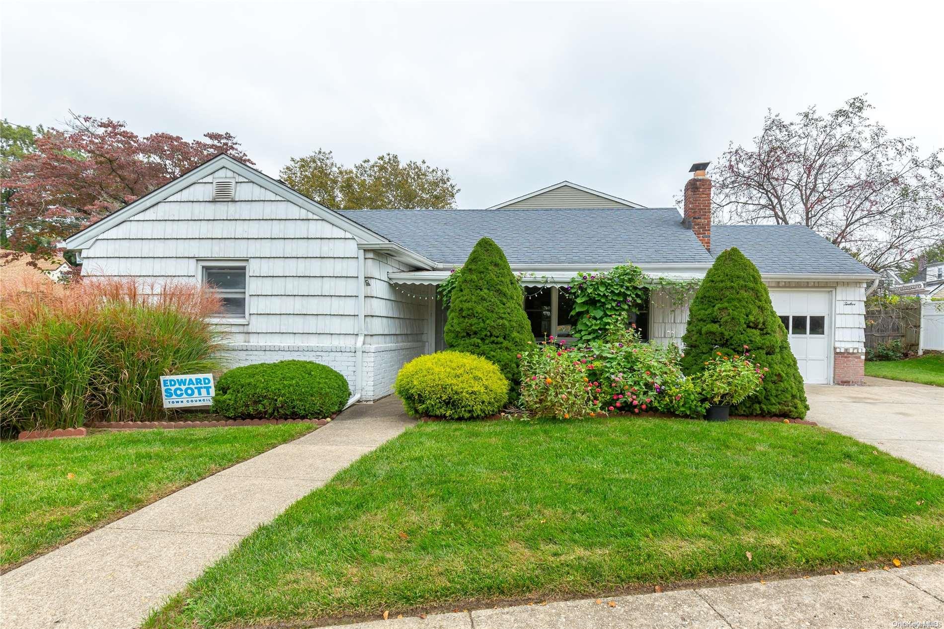 12 Deepdale Parkway, Albertson, NY 11507