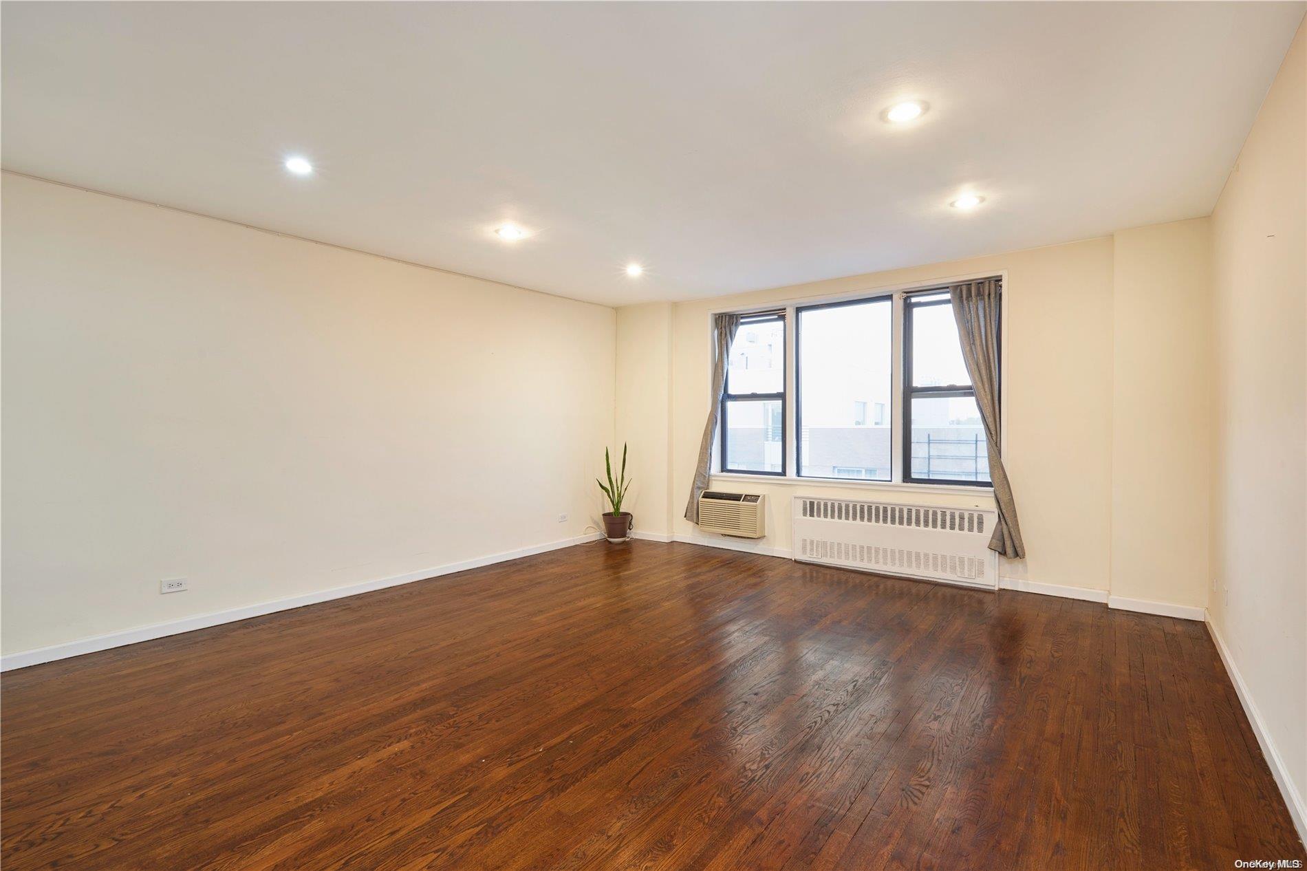 6550 Wetherole St # 6H, Rego Park, NY 11374