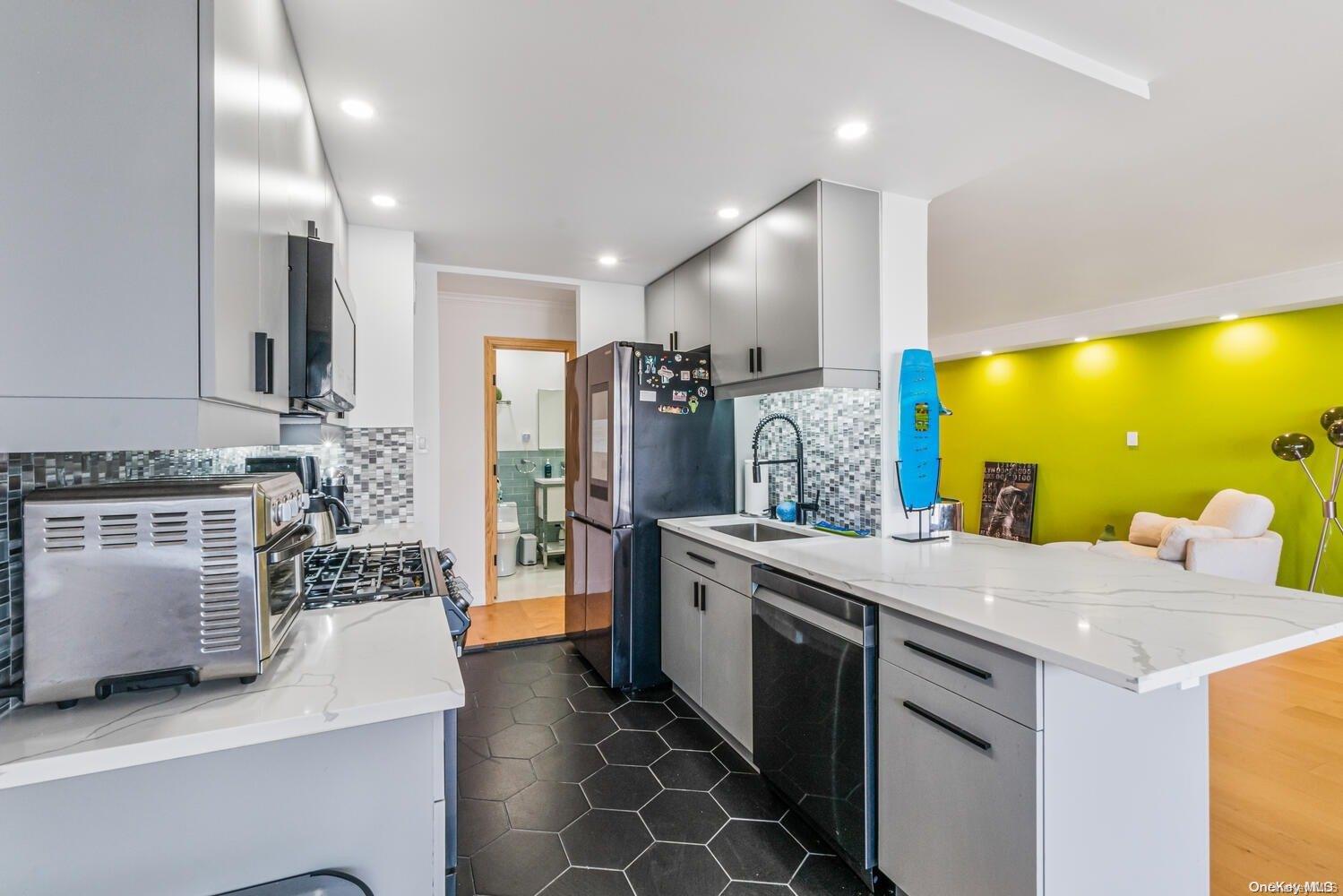 18-05 215th Street # 14 N, Bayside, NY 11360