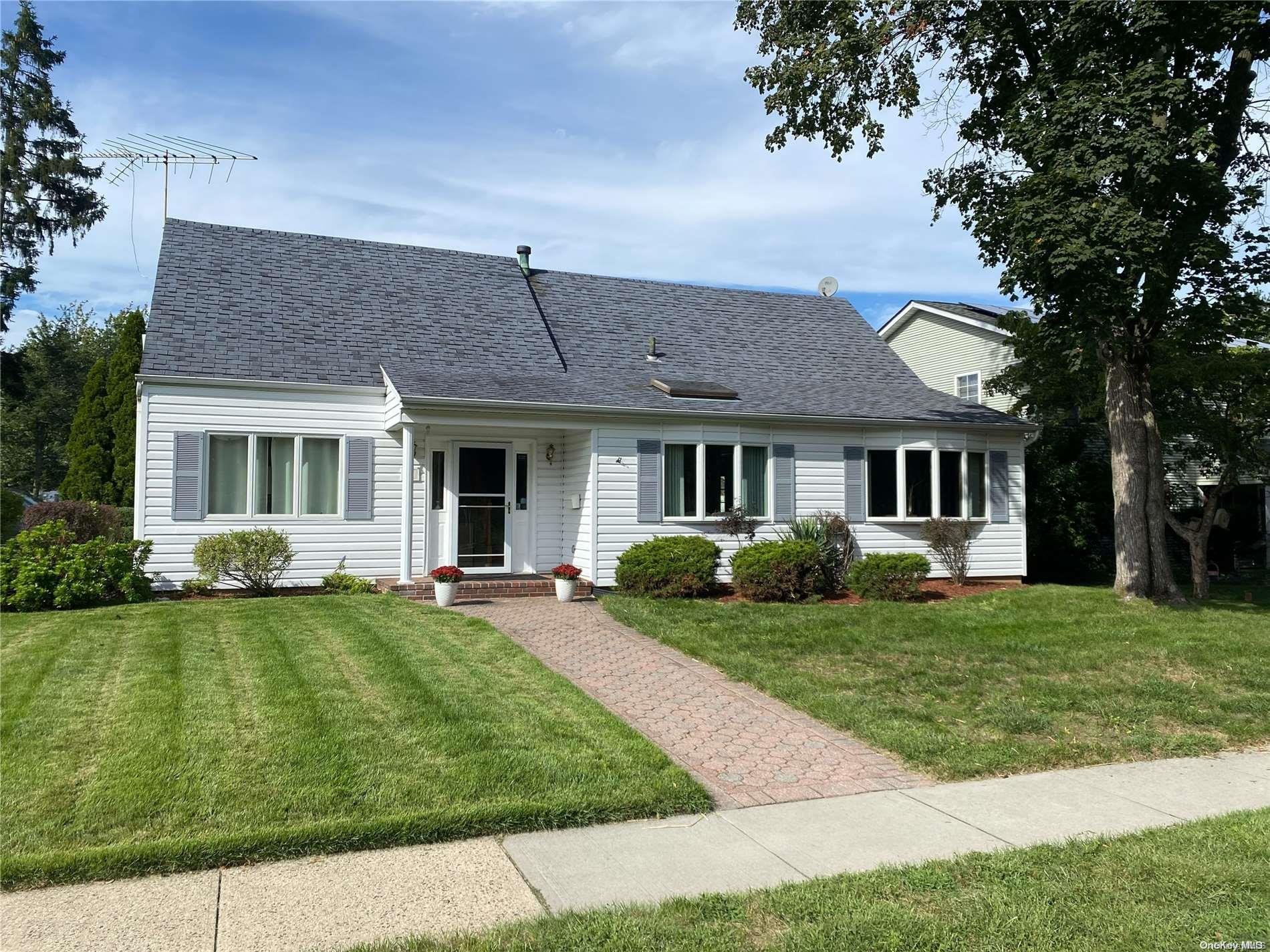 61 12th Street, Carle Place, NY 11514