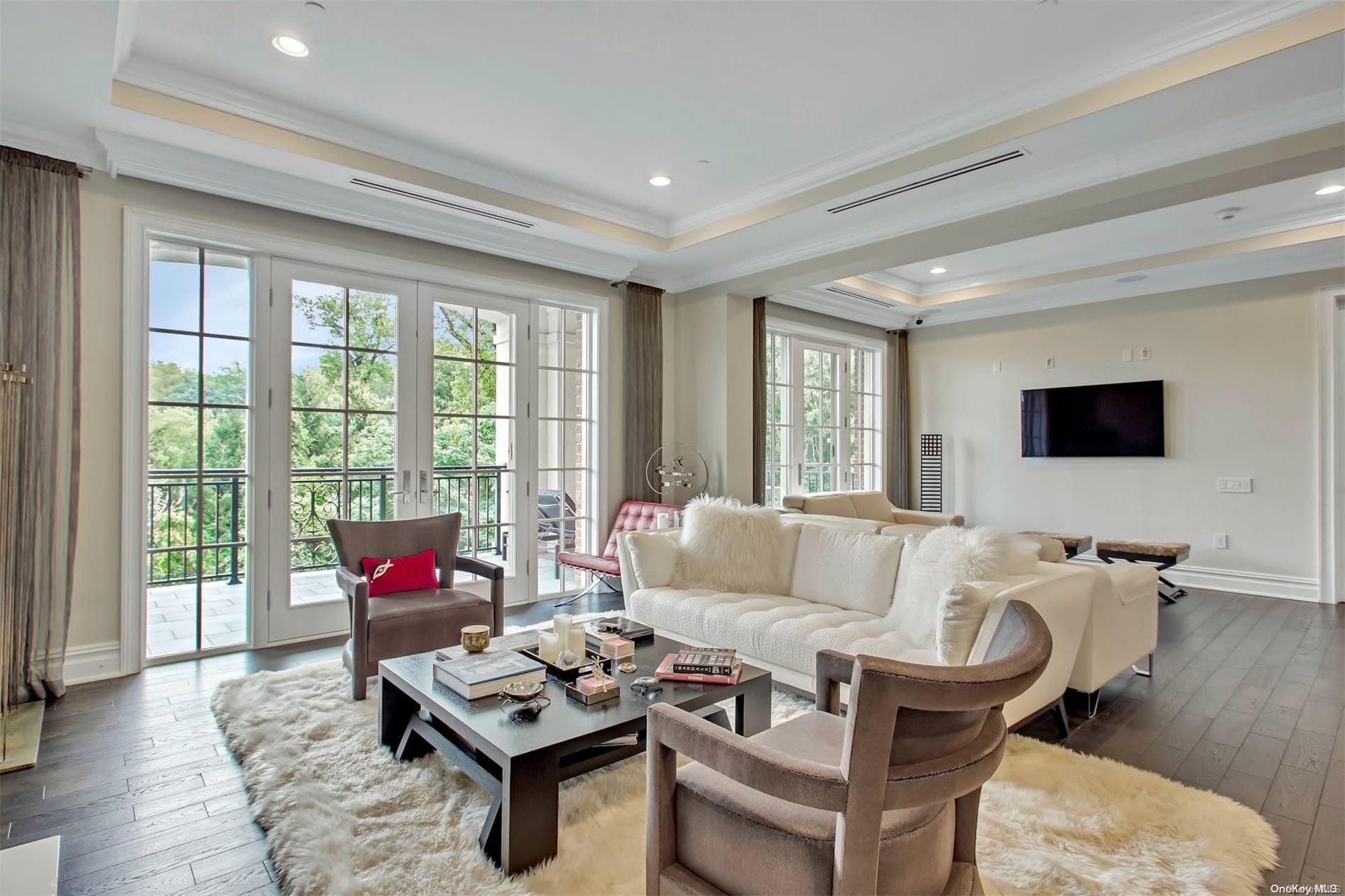 2000 Royal Court # 2202, North Hills, NY 11040