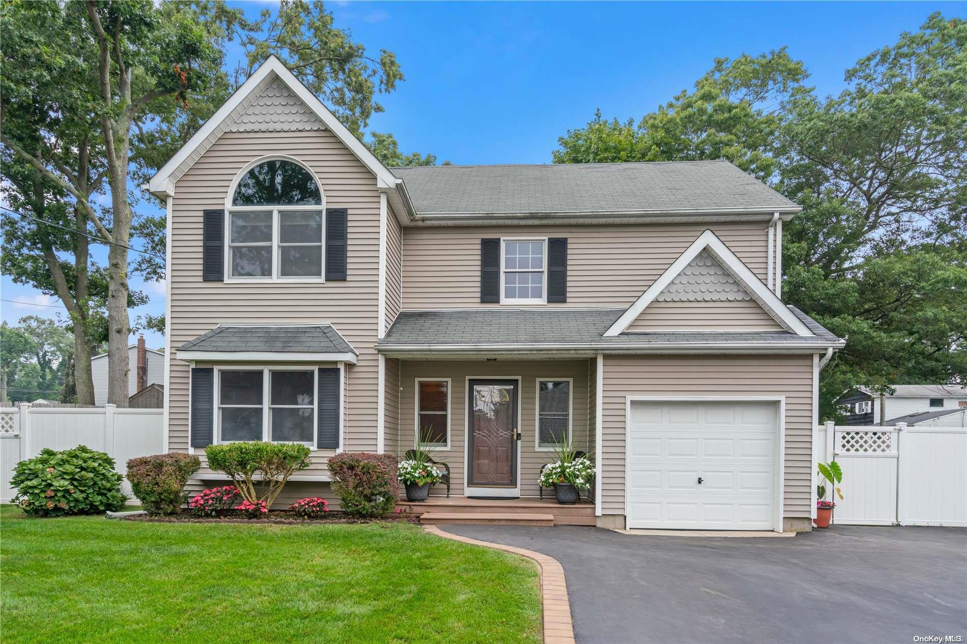 11 Kingdom Court, Ronkonkoma, NY 11779