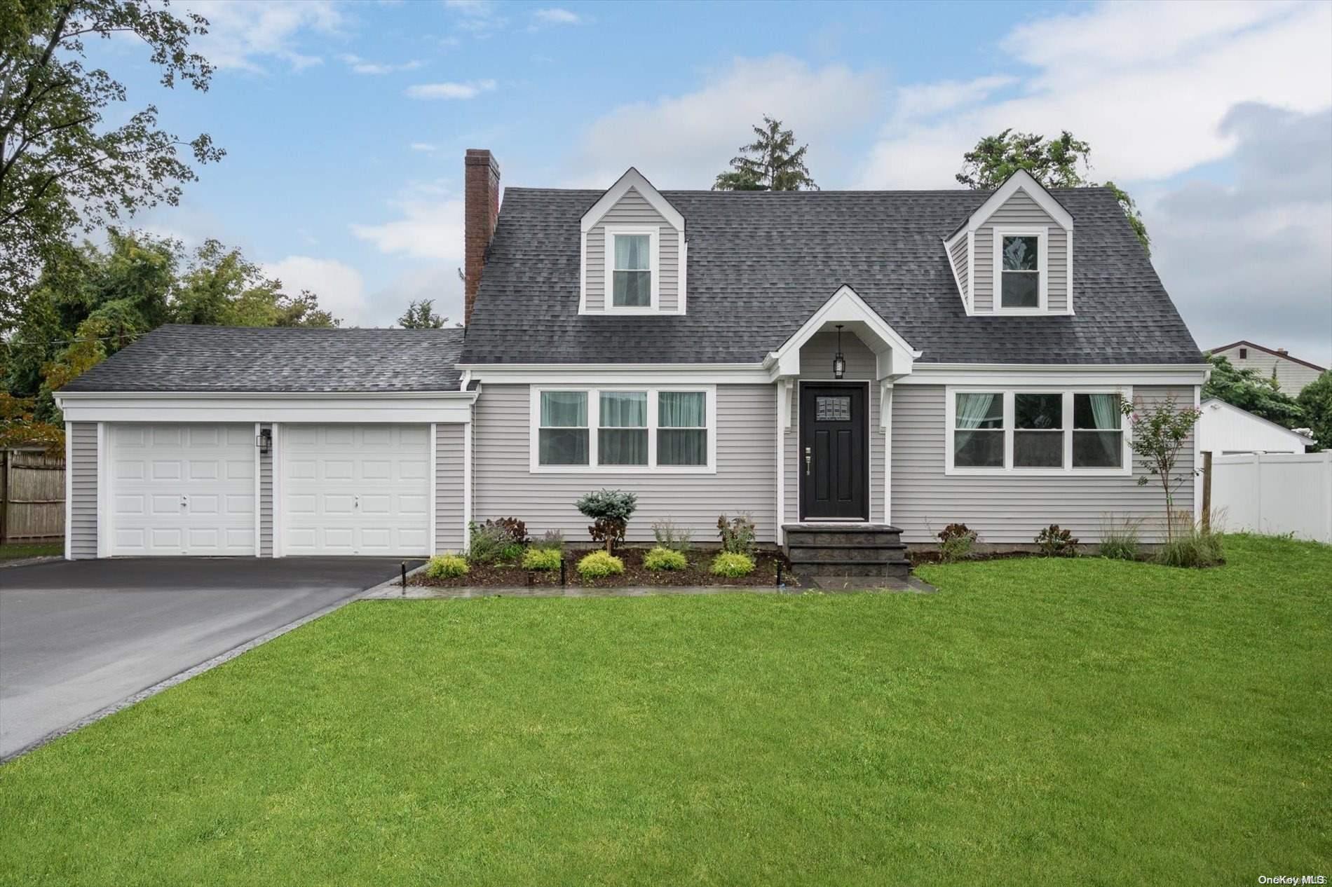 10 Brookside Avenue, North Babylon, NY 11703