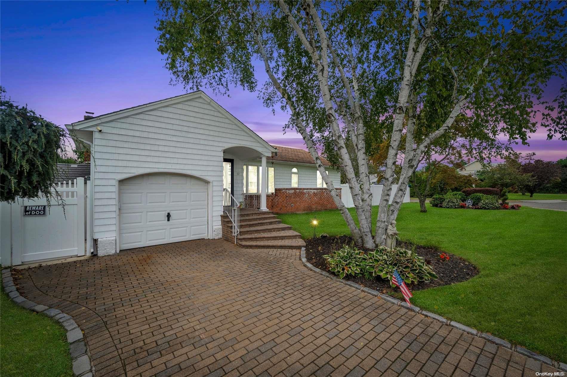 10 Cheshire Road, Bethpage, NY 11714