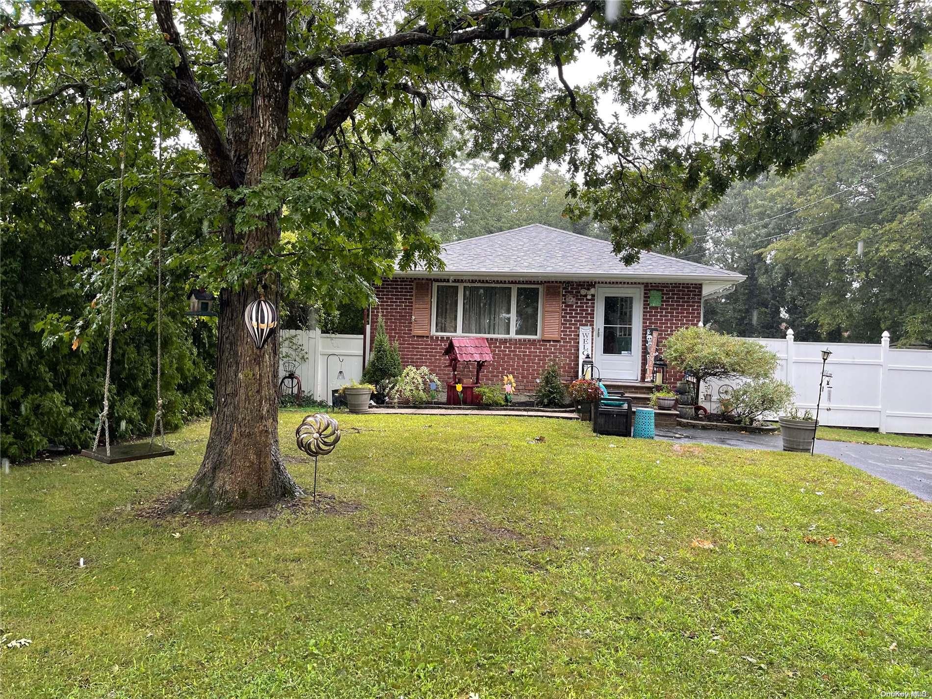 287 S Roberts Street, Holbrook, NY 11741