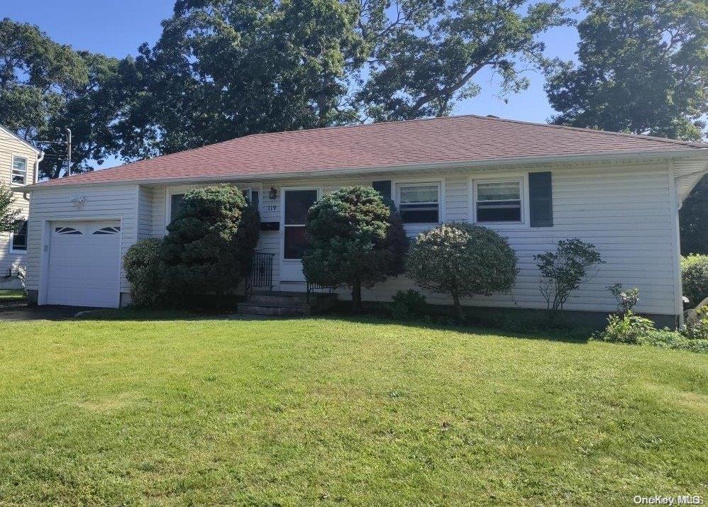 119 Michael Road, Oakdale, NY 11769