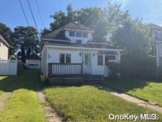 15 E Hamilton Avenue, Massapequa, NY 11758