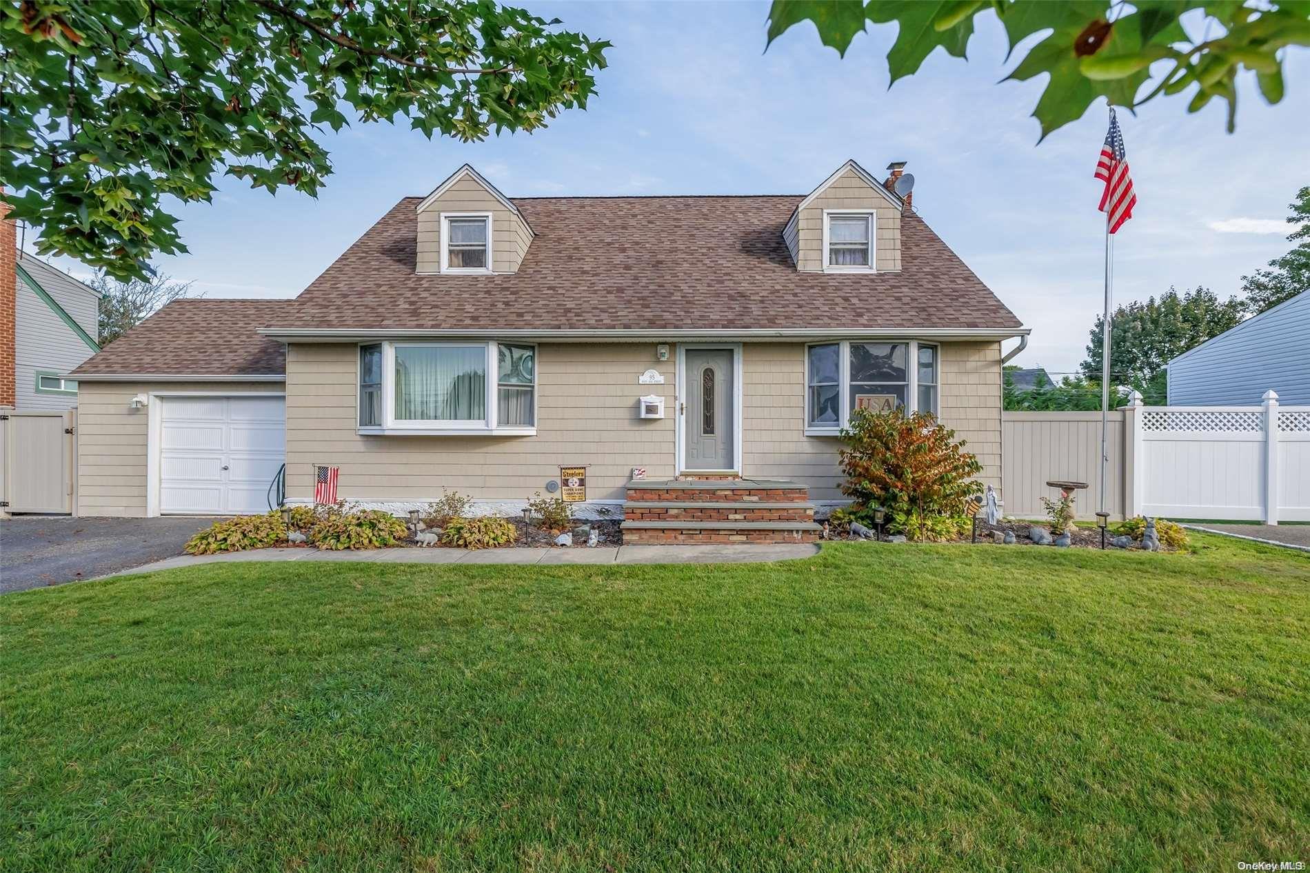 95 W Oak Street, Farmingdale, NY 11735