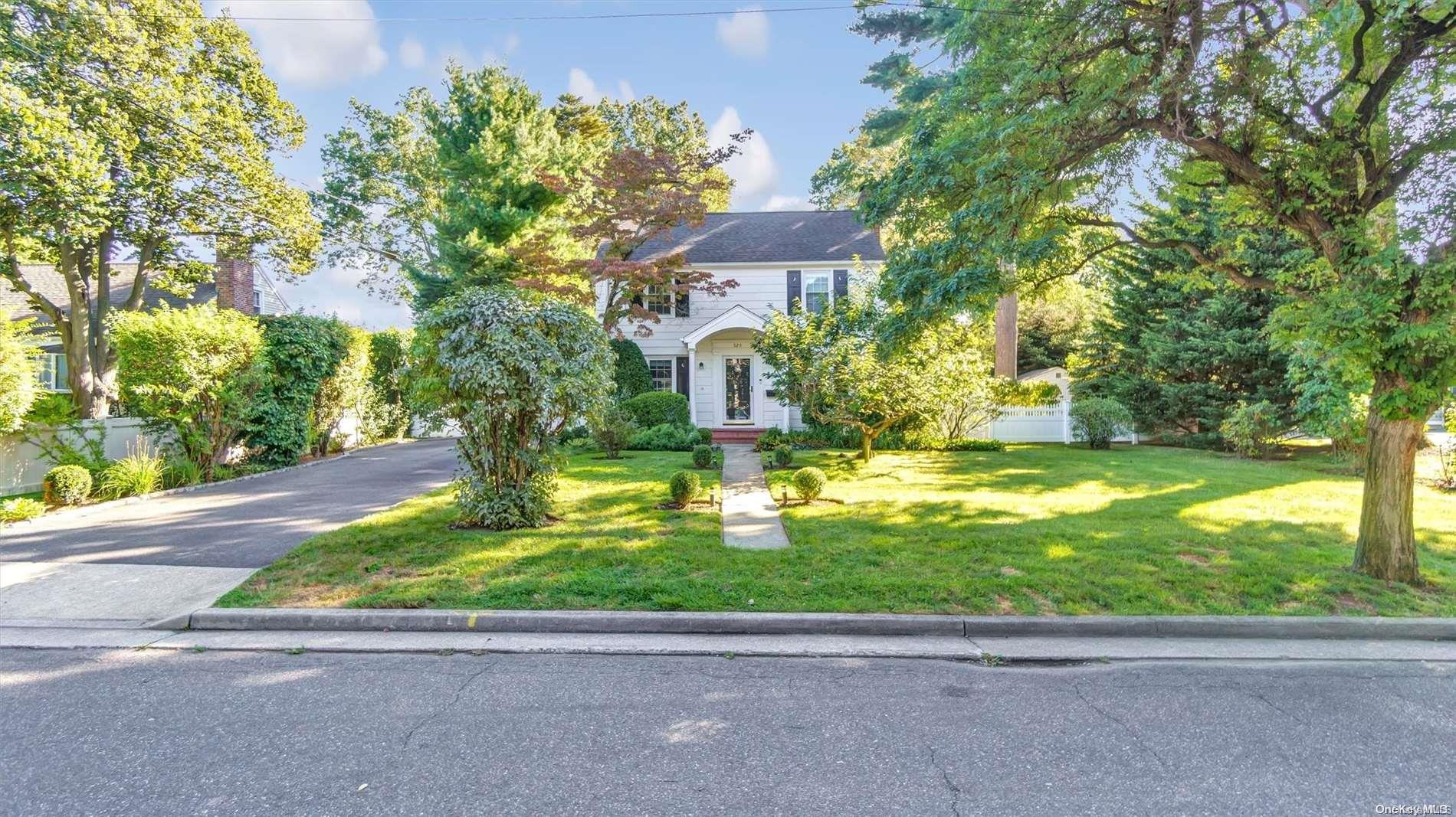 325 Carpenter Avenue, Sea Cliff, NY 11579