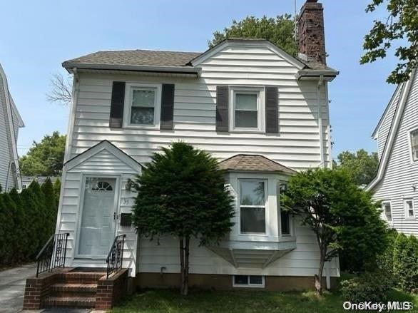 35 Cambridge Avenue, Garden City, NY 11530