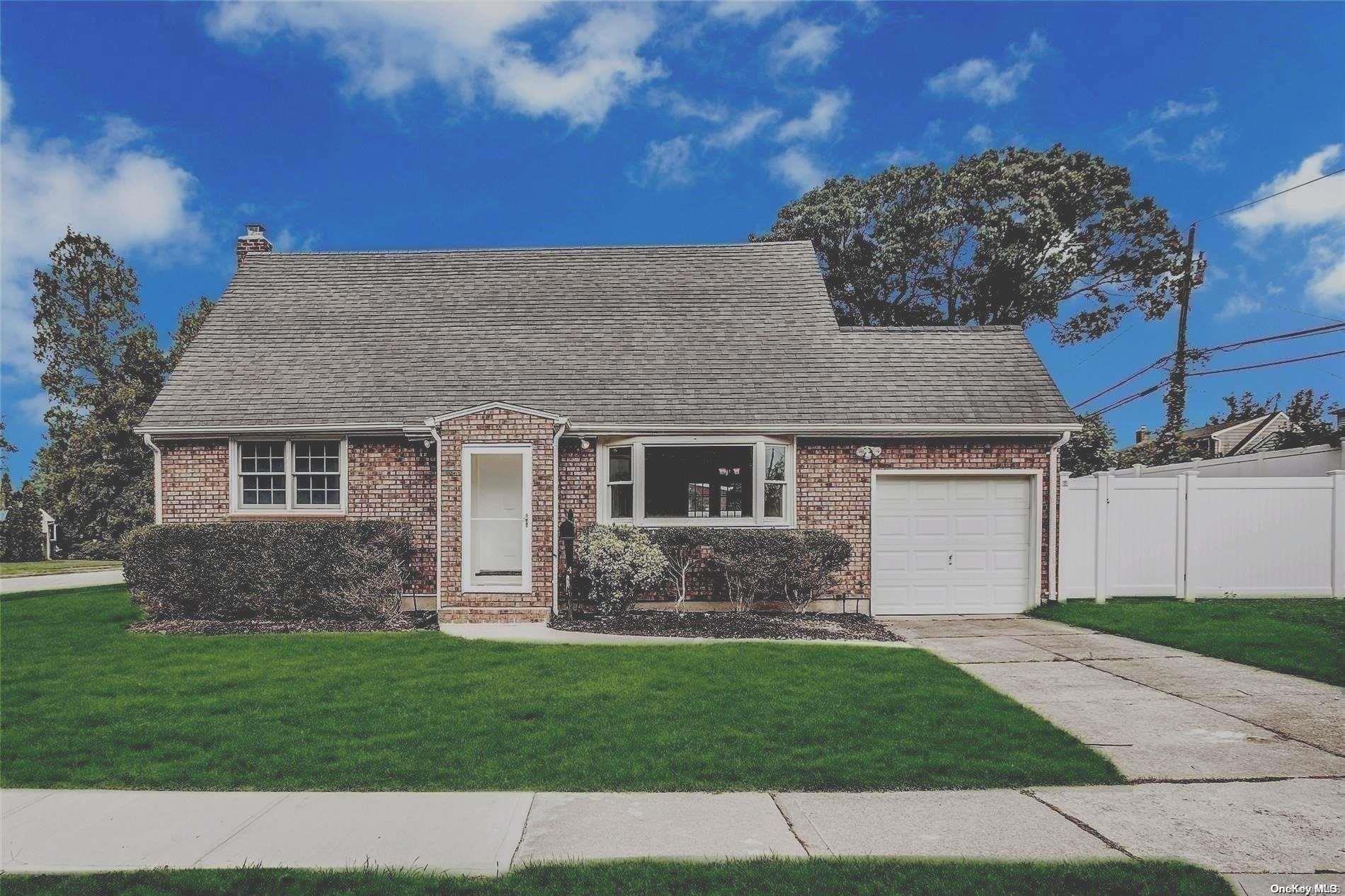 4 Laurel Court, East Norwich, NY 11732