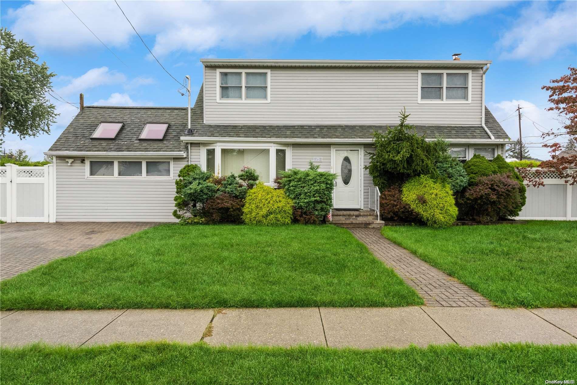 75 S Windhorst Avenue, Bethpage, NY 11714