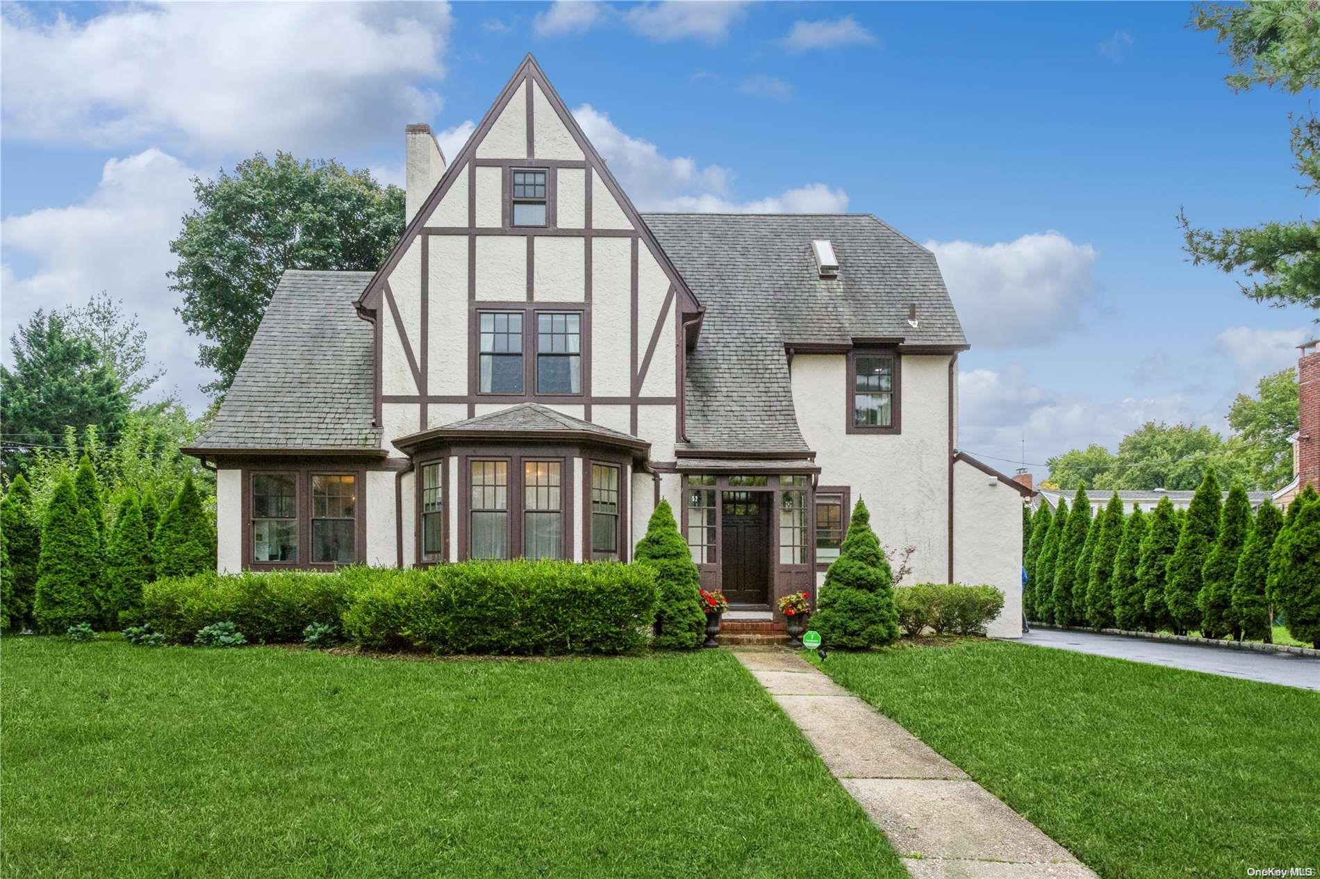 52 Willow Street, Garden City, NY 11530