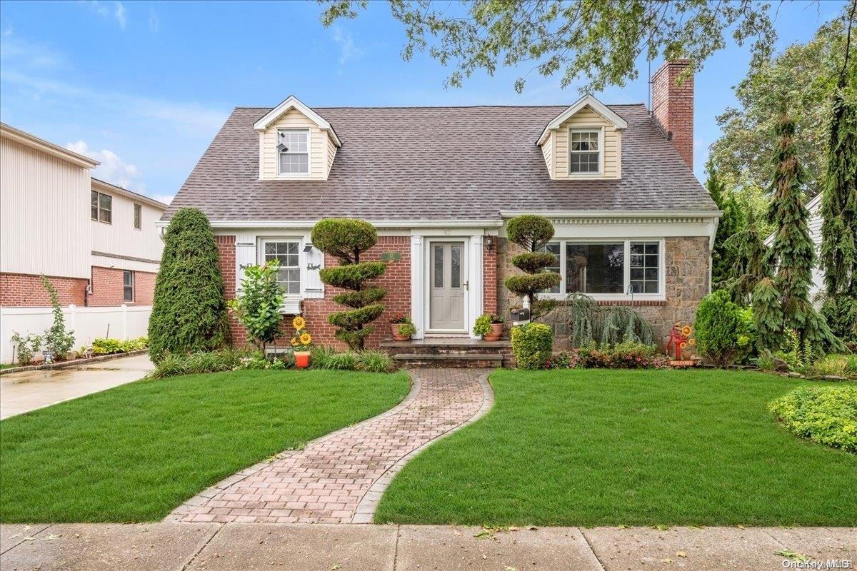 43 Iris Lane, New Hyde Park, NY 11040