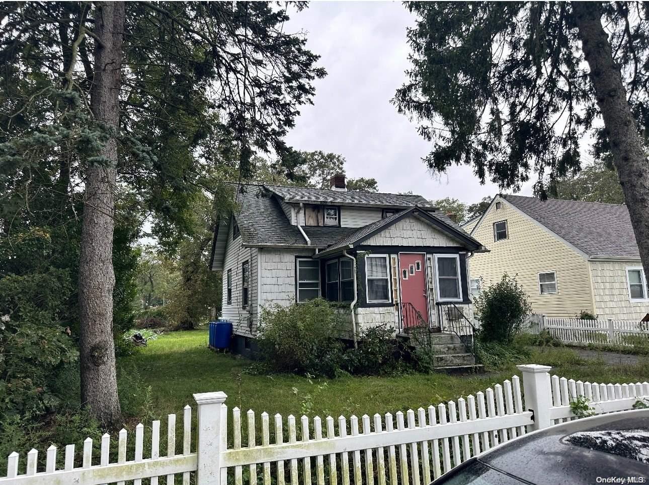 45 E Smith Street, Amityville, NY 11701