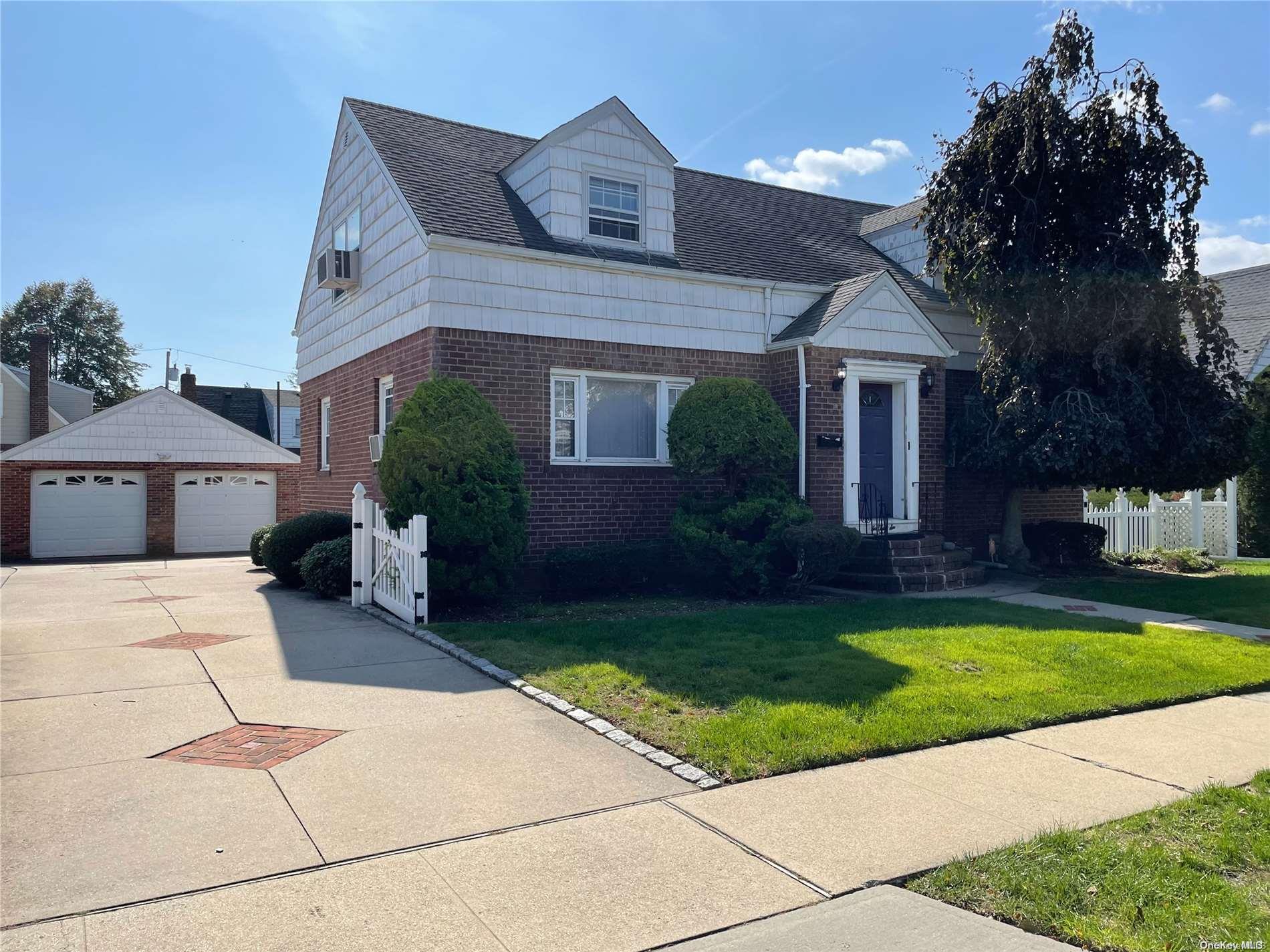 636 7th Avenue, New Hyde Park, NY 11040