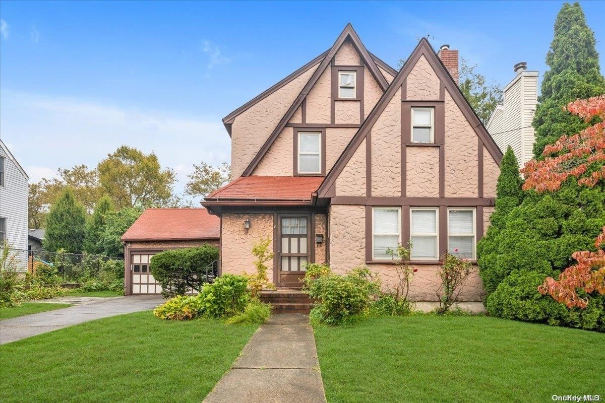 61 Oakland Avenue, Port Washington, NY 11050