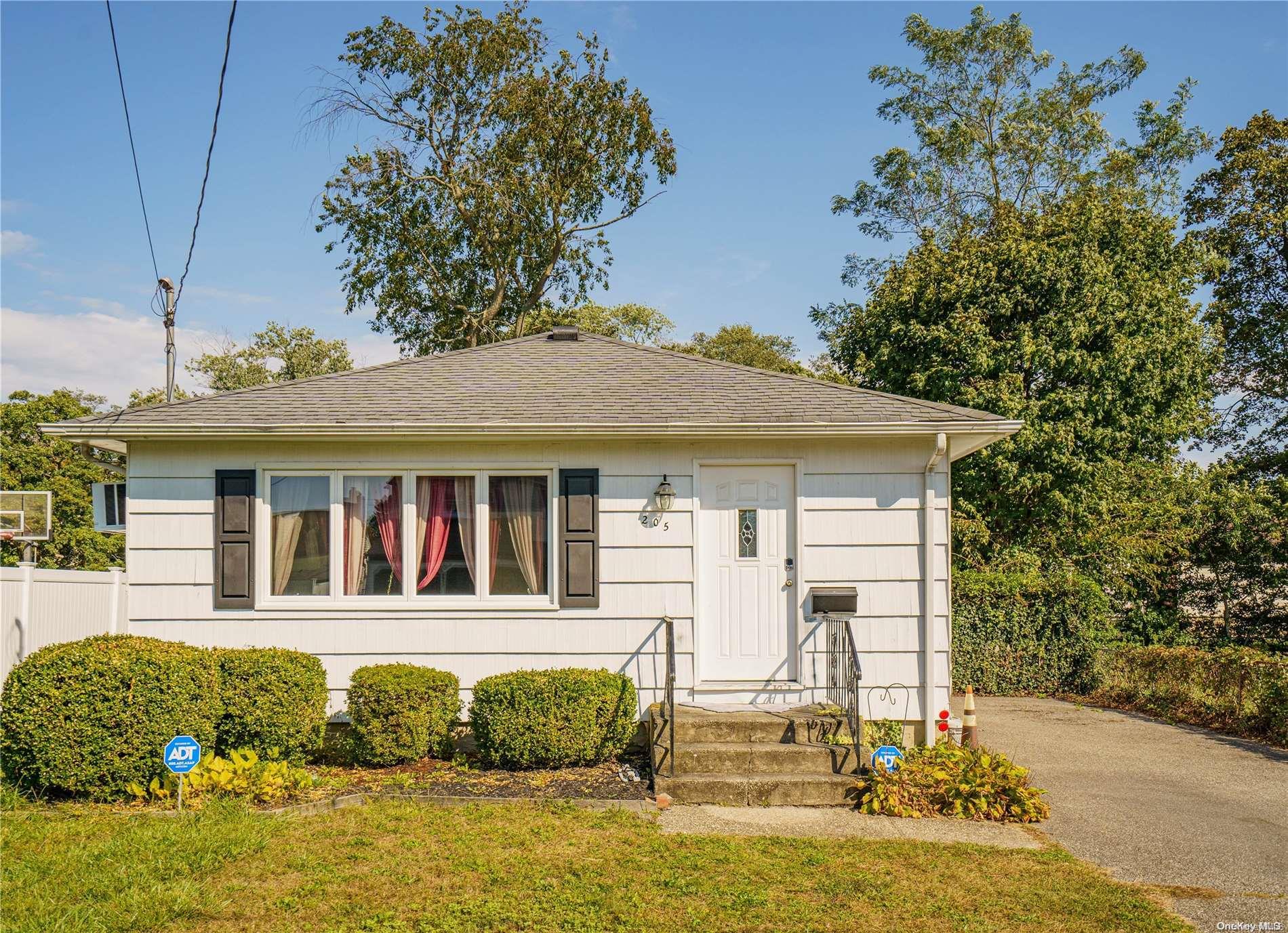 205 W 4th Street, Deer Park, NY 11729