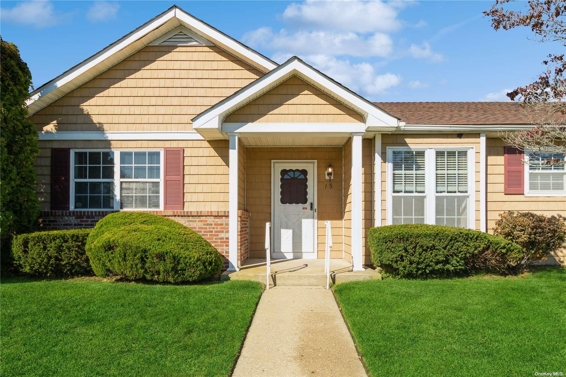 15 Daria Drive # 15, Oakdale, NY 11769