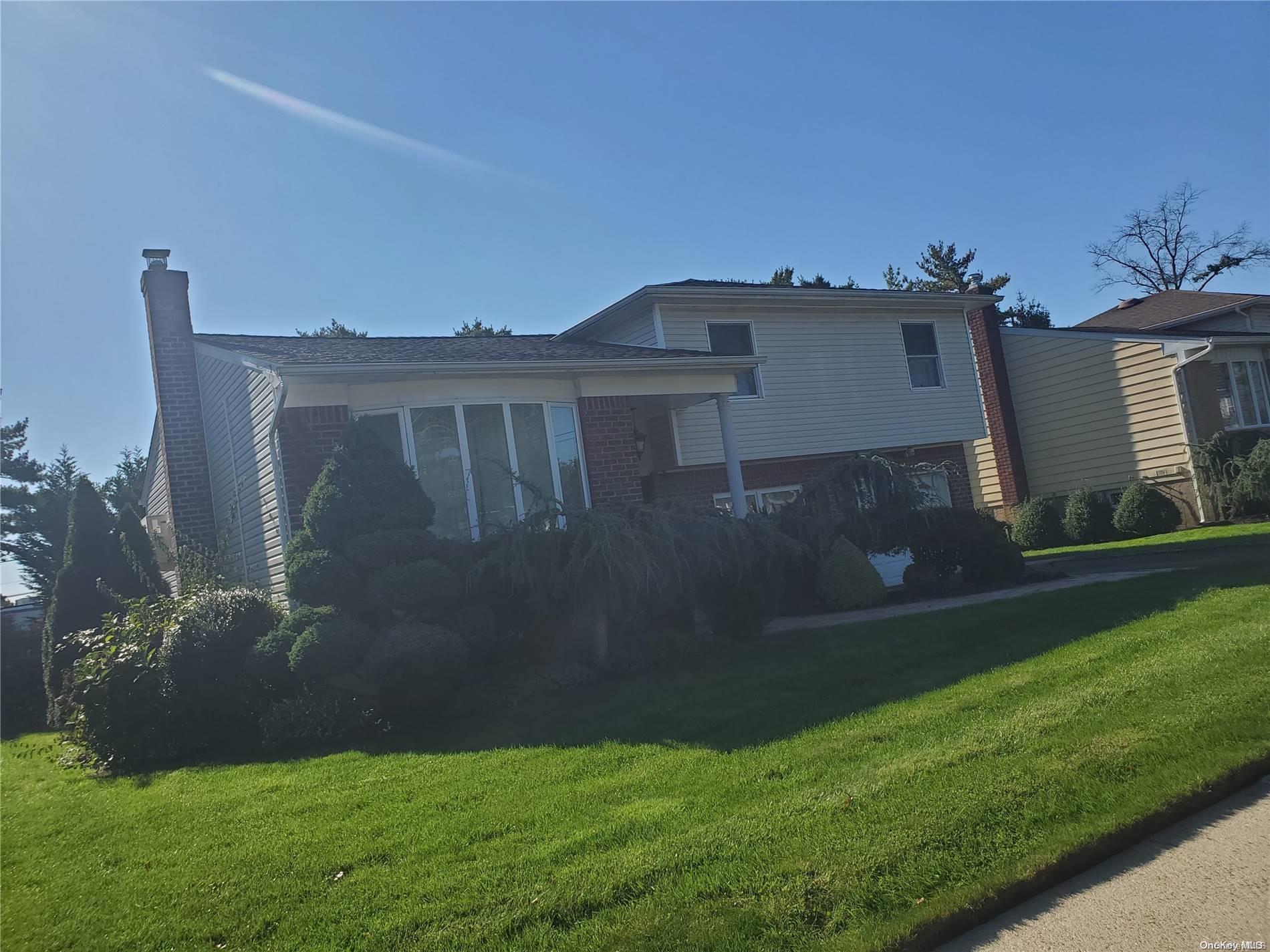 4 Wilben Ct, New Hyde Park, NY 11040