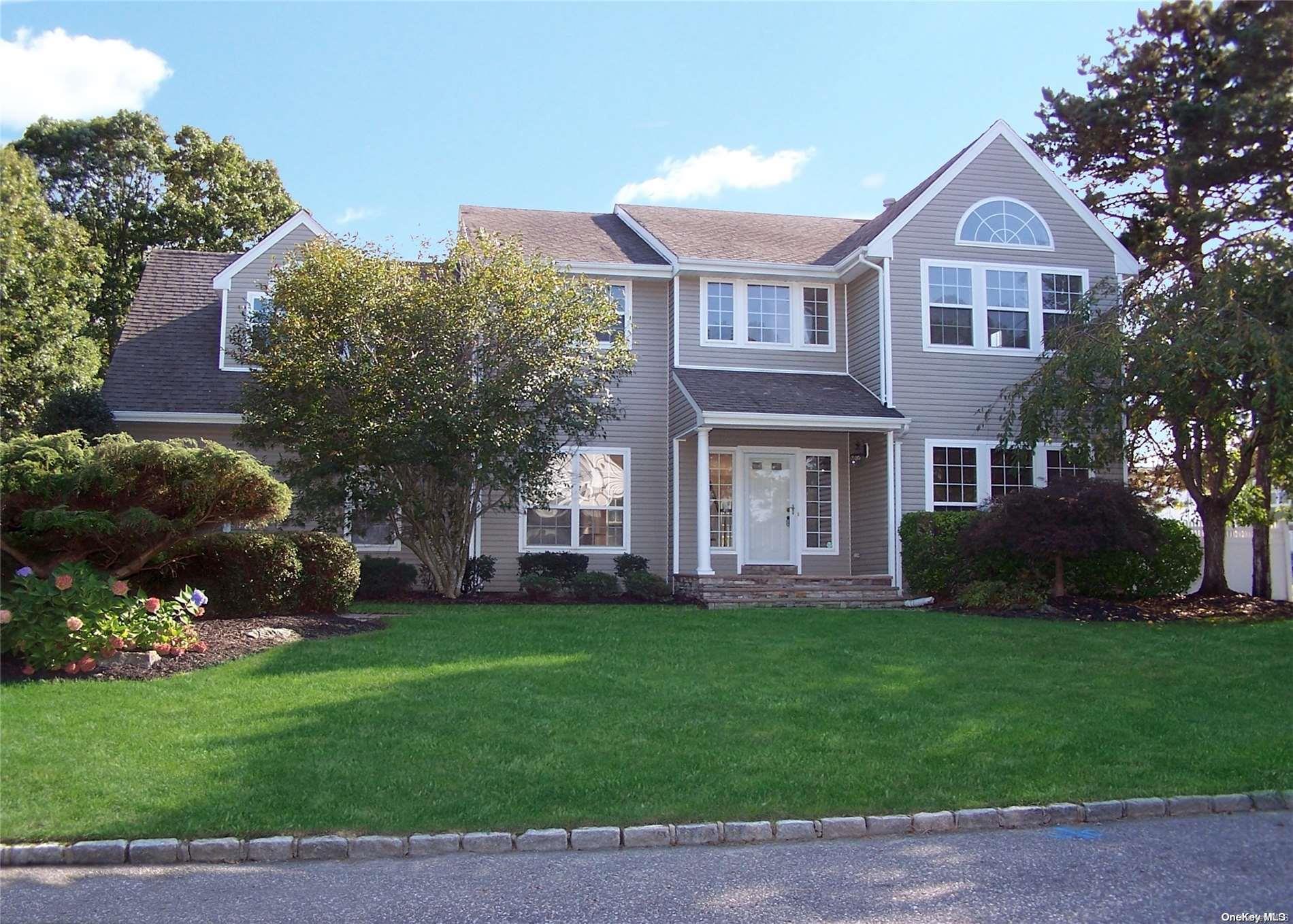 39 N Hancock Court NW, South Setauket, NY 11720