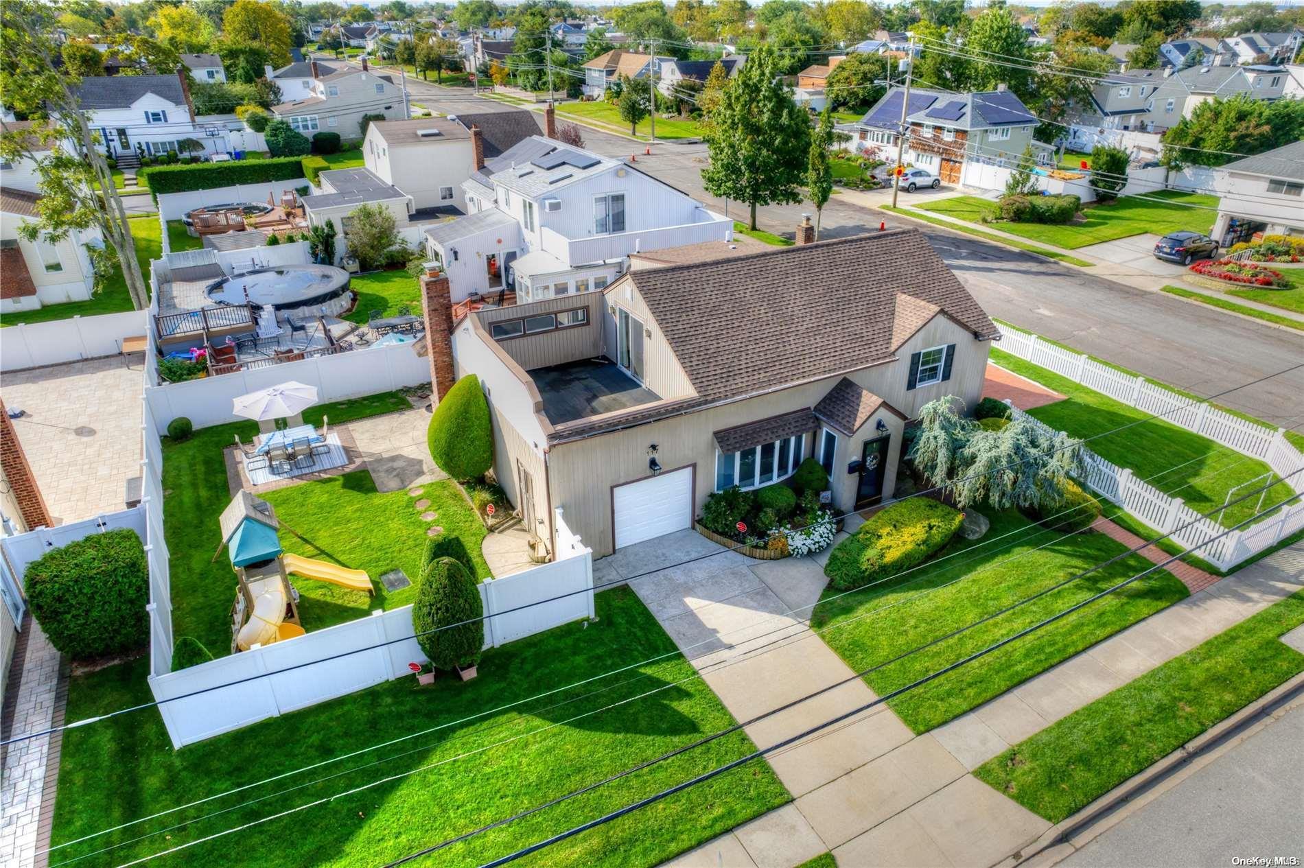 117 W Waukena Avenue, Oceanside, NY 11572