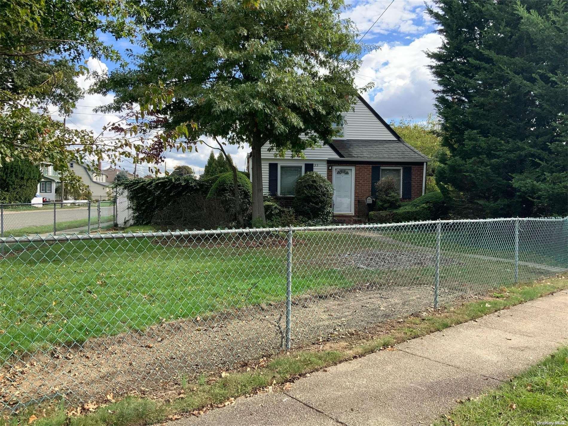 35 Park Avenue, Hicksville, NY 11801