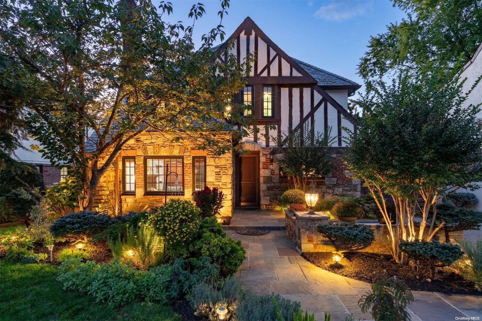 16 Oxford Place, Rockville Centre, NY 11570