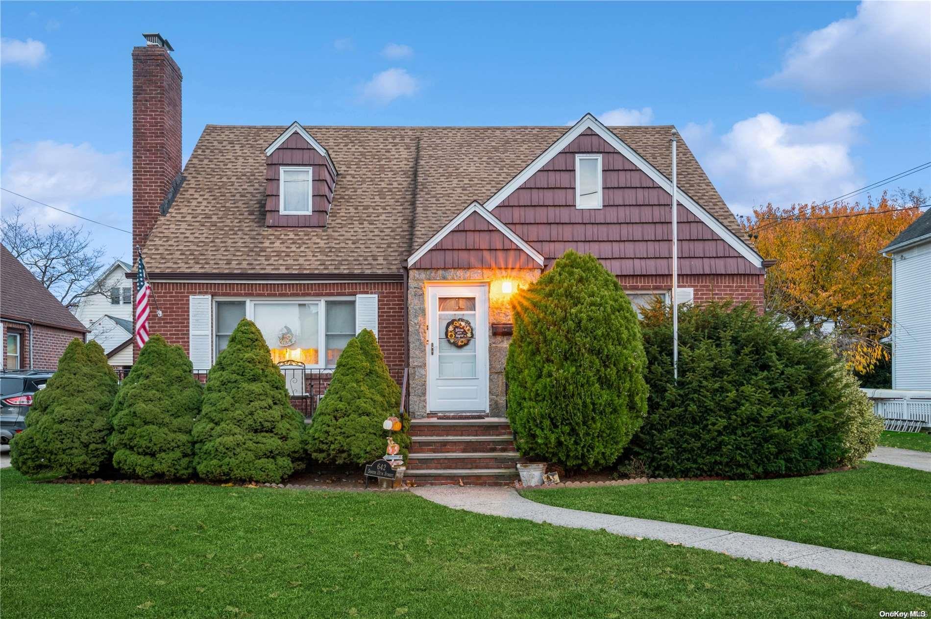 642 S 11th Street, New Hyde Park, NY 11040