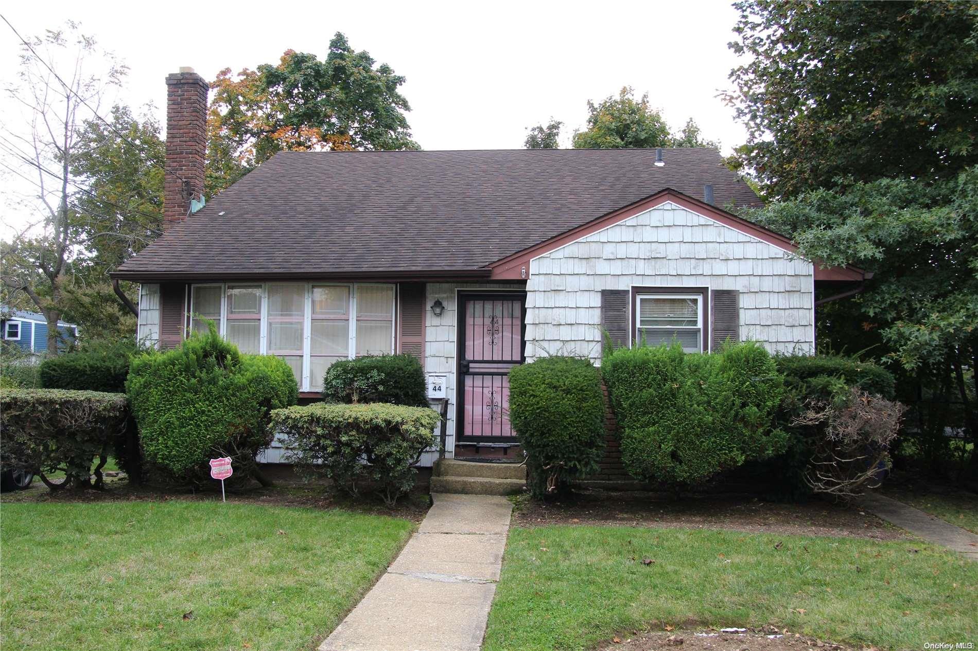 44 Jefferson Avenue, Roosevelt, NY 11575