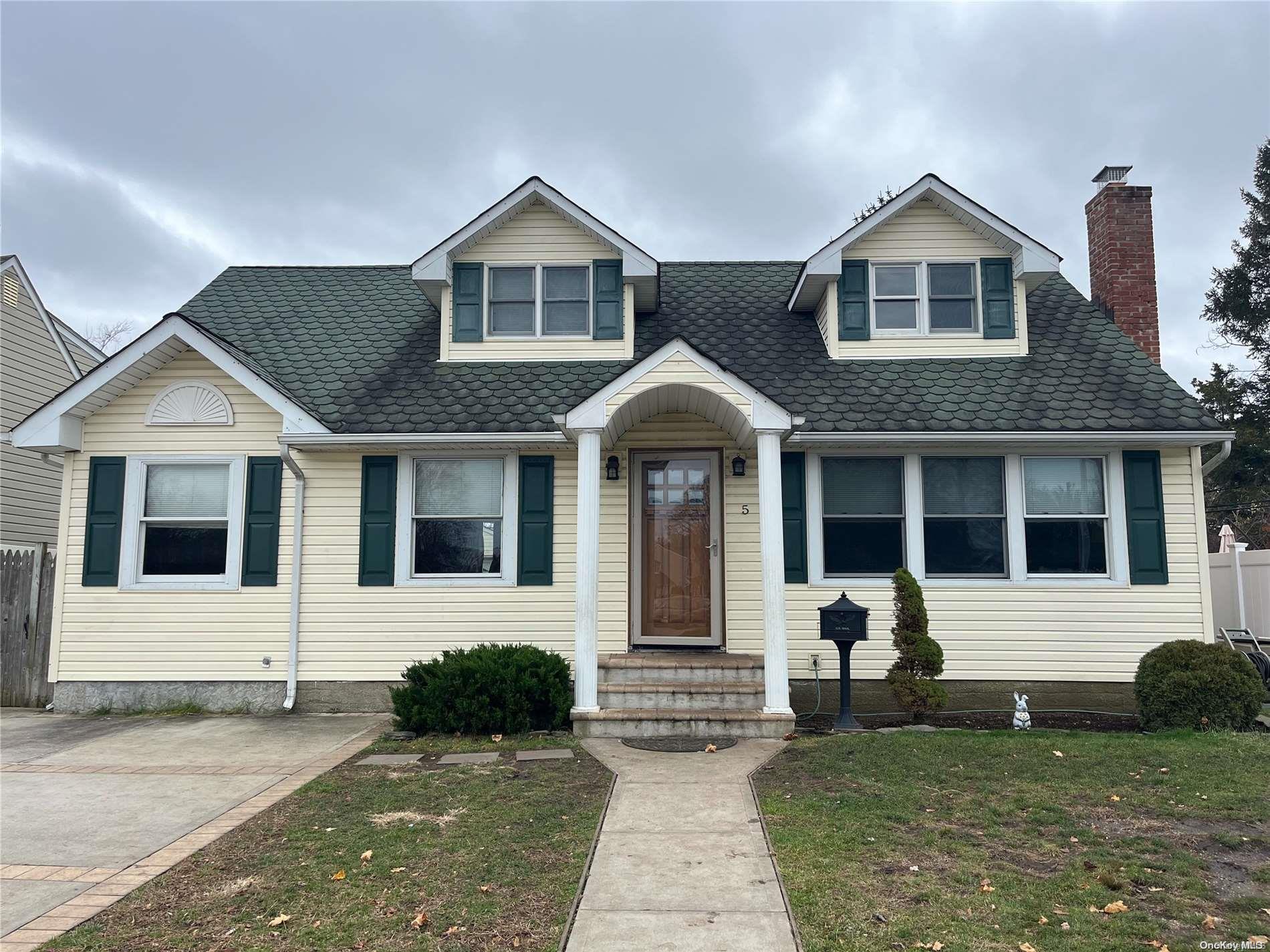 5 Washington Avenue, Hicksville, NY 11801