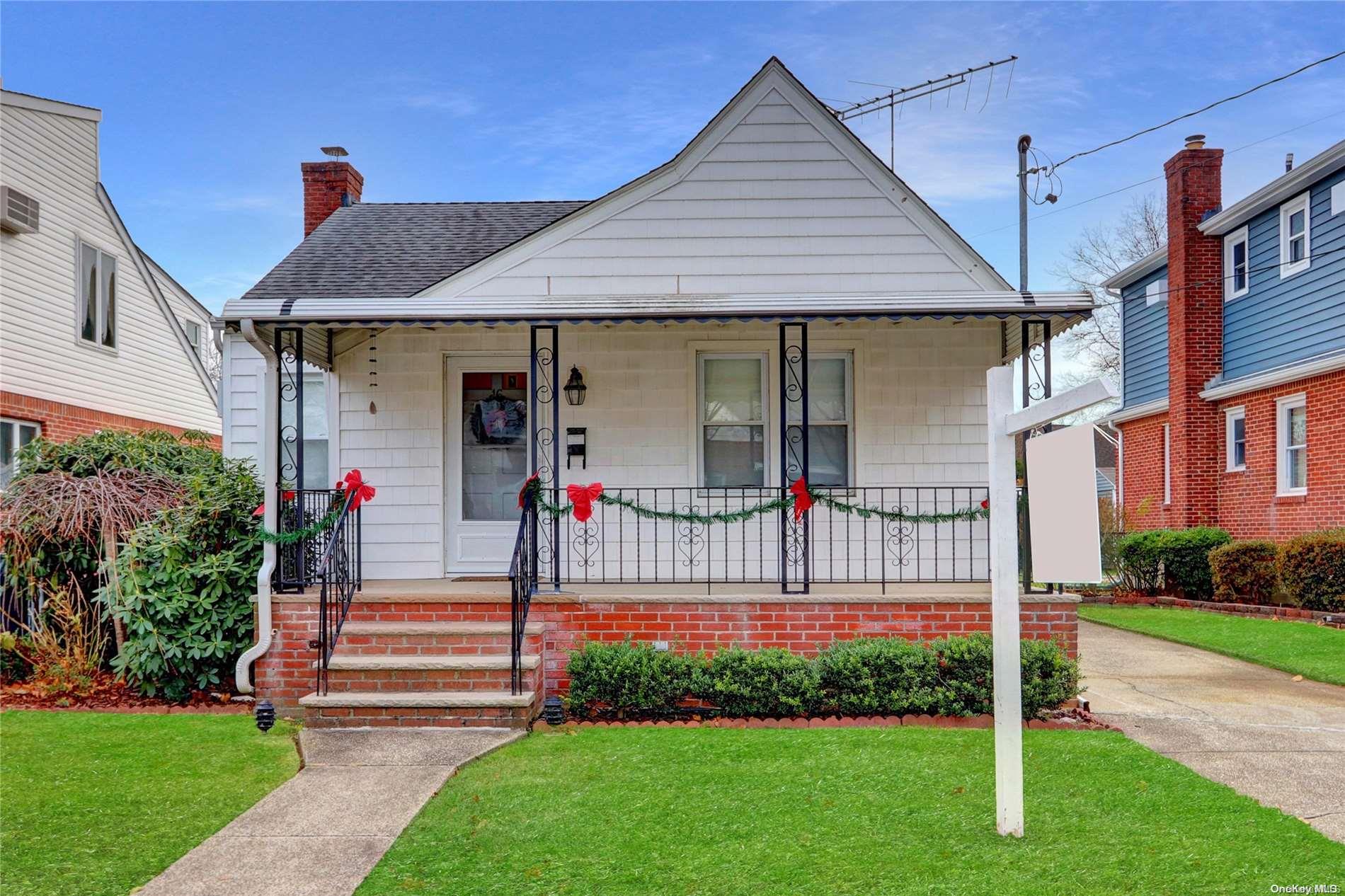 16 Irons Place, New Hyde Park, NY 11040