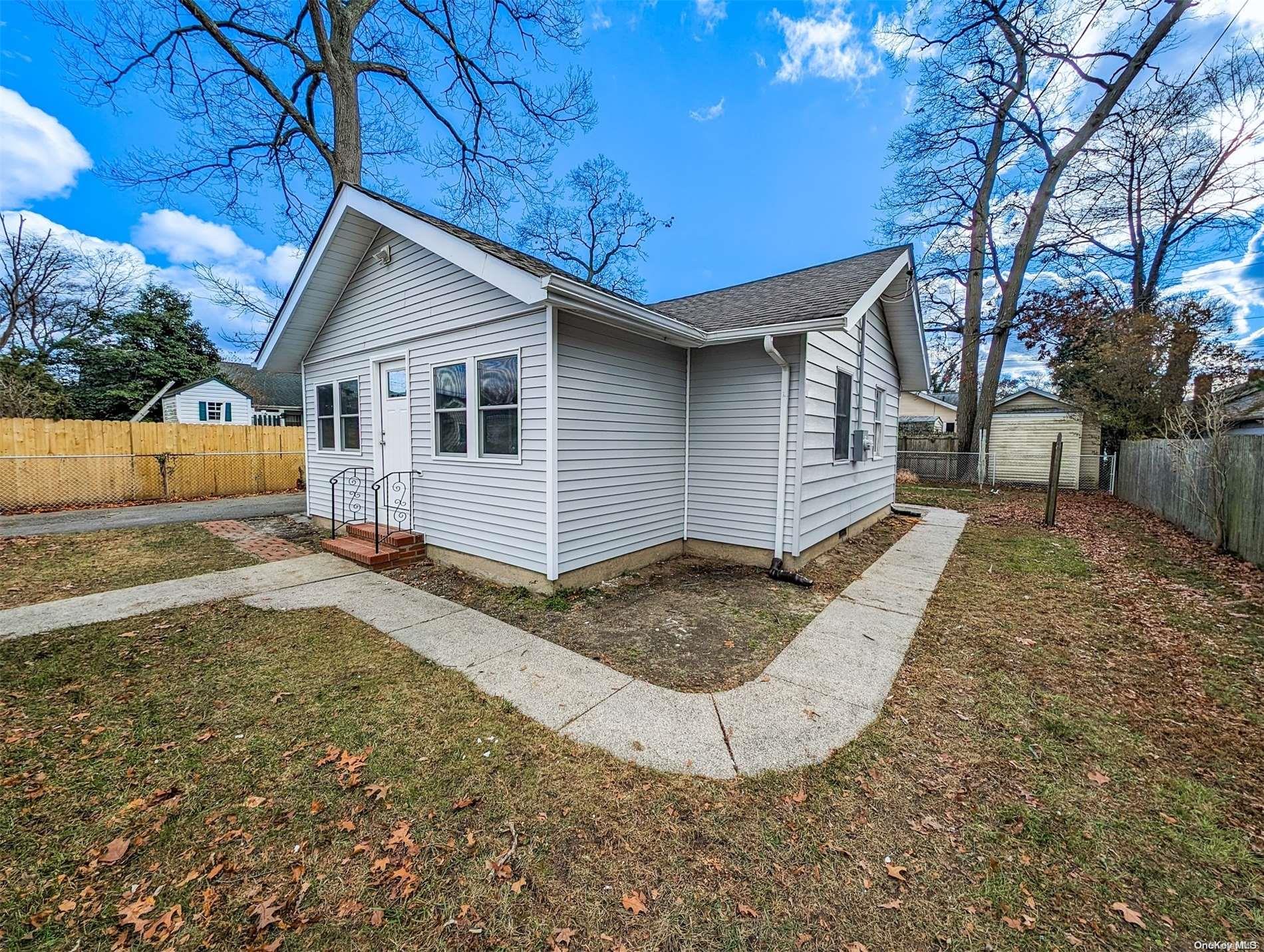 18 Oakwood Avenue, Ronkonkoma, NY 11779