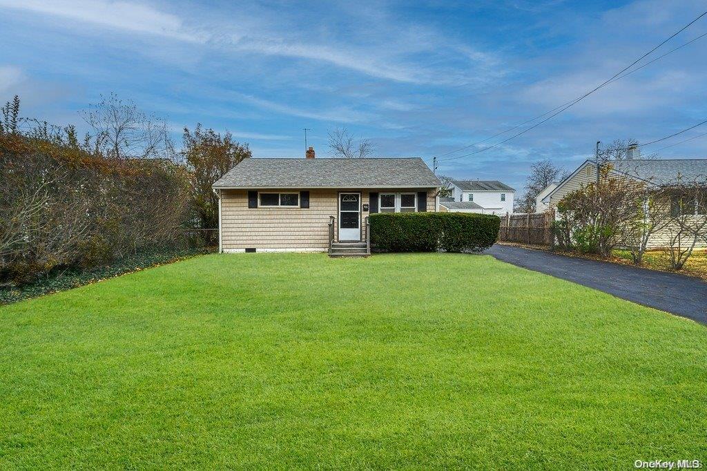 625 Montauk Highway, Oakdale, NY 11769
