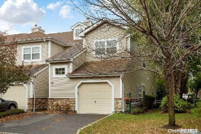 135 Carriage Lane # 135, Plainview, NY 11803