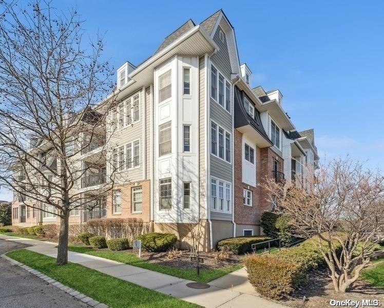 121 Roosevelt Way # 121, Westbury, NY 11590