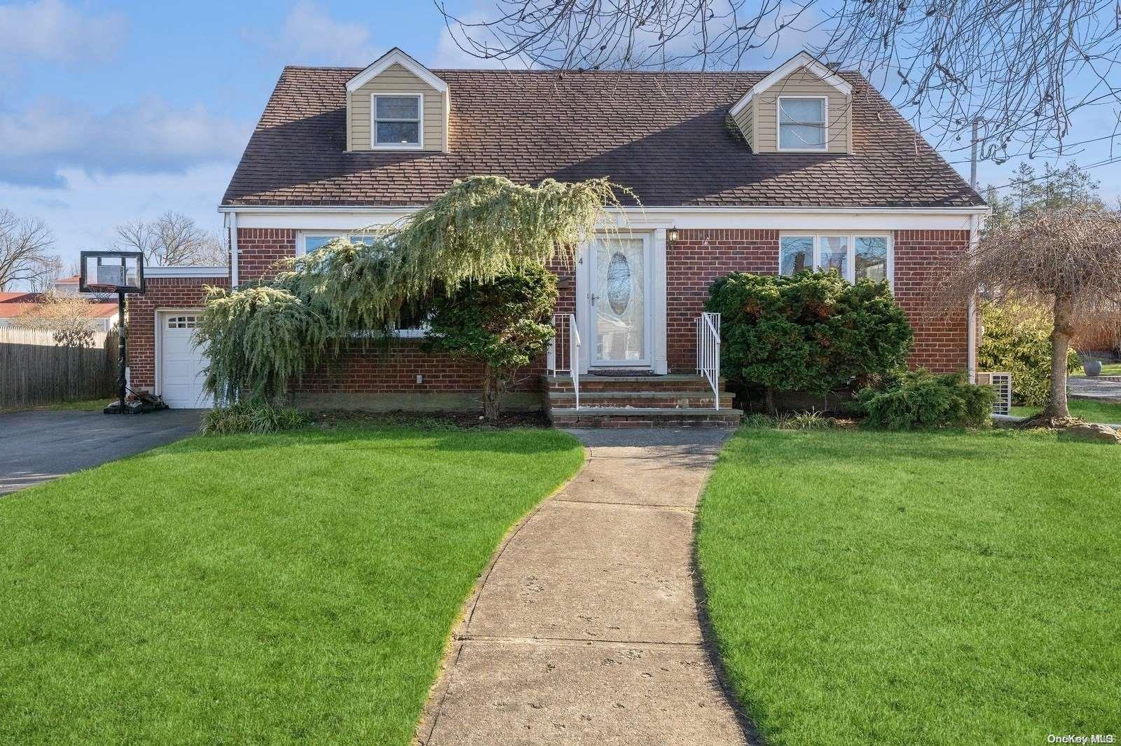 4 Clive Place, East Northport, NY 11731