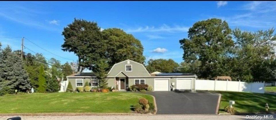 7 Library Lane, Holbrook, NY 11741