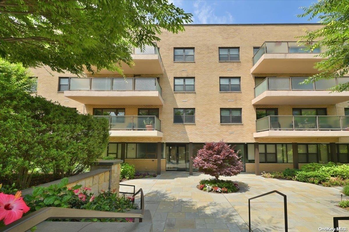 22 Park Place # 2B, Great Neck, NY 11021