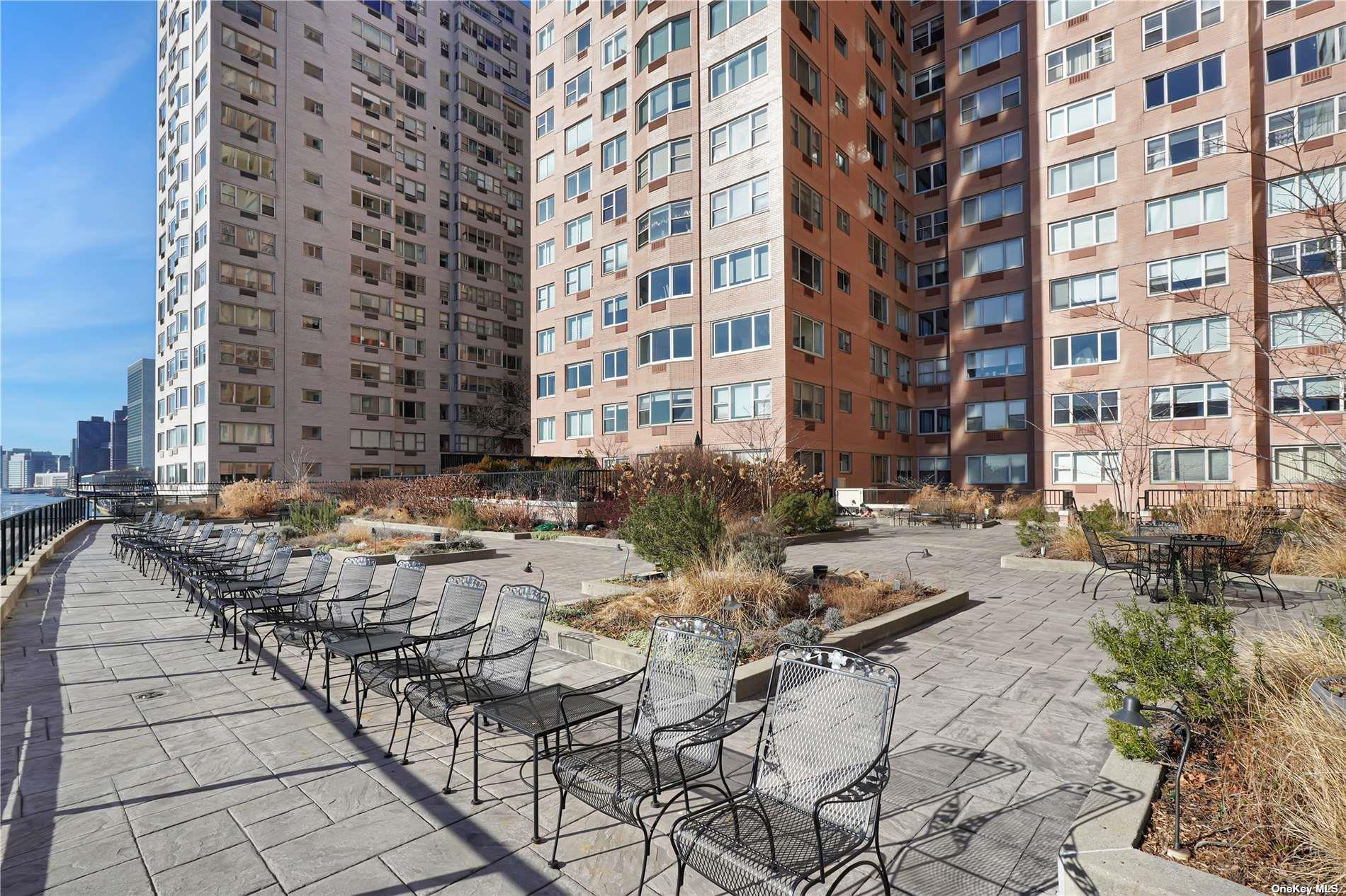 25 Sutton Place S # 16E, New York (Manhattan), NY 10022