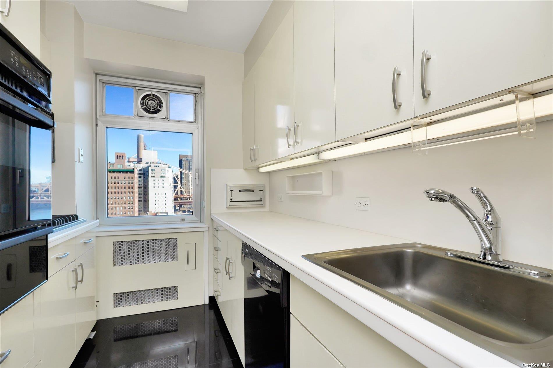 25 Sutton Place S # 16E, New York (Manhattan), NY 10022