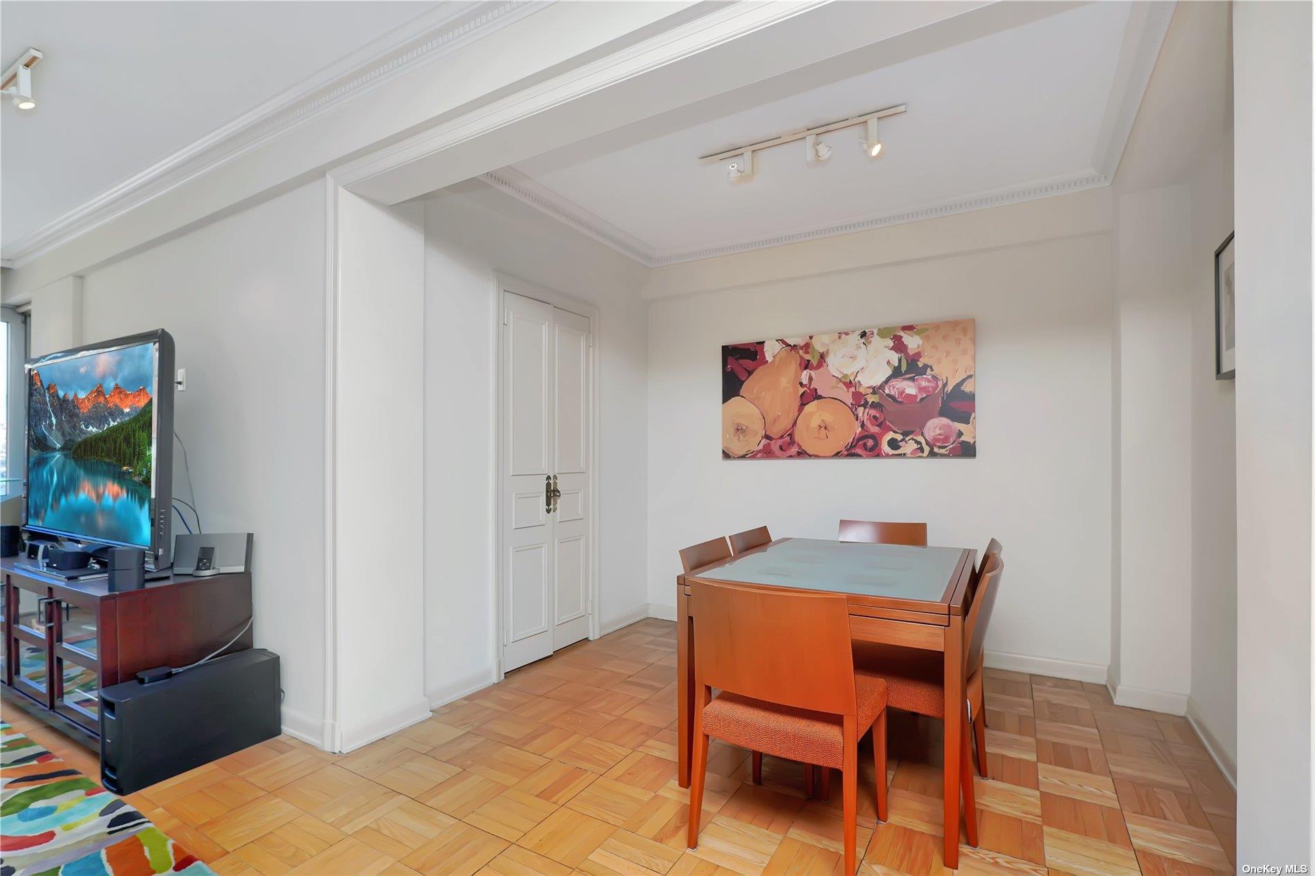 25 Sutton Place S # 16E, New York (Manhattan), NY 10022