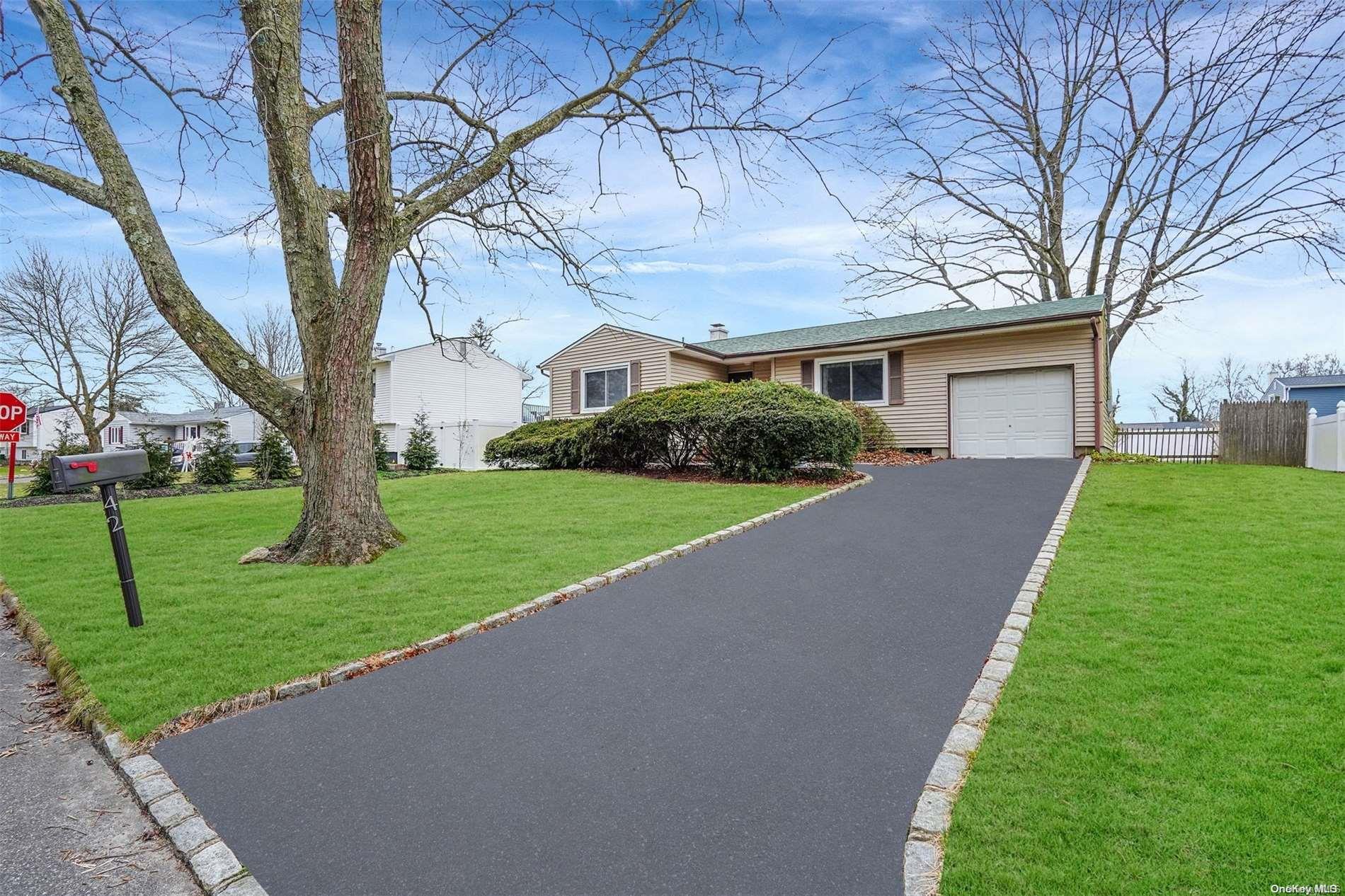 42 S Howell Avenue, Farmingville, NY 11738