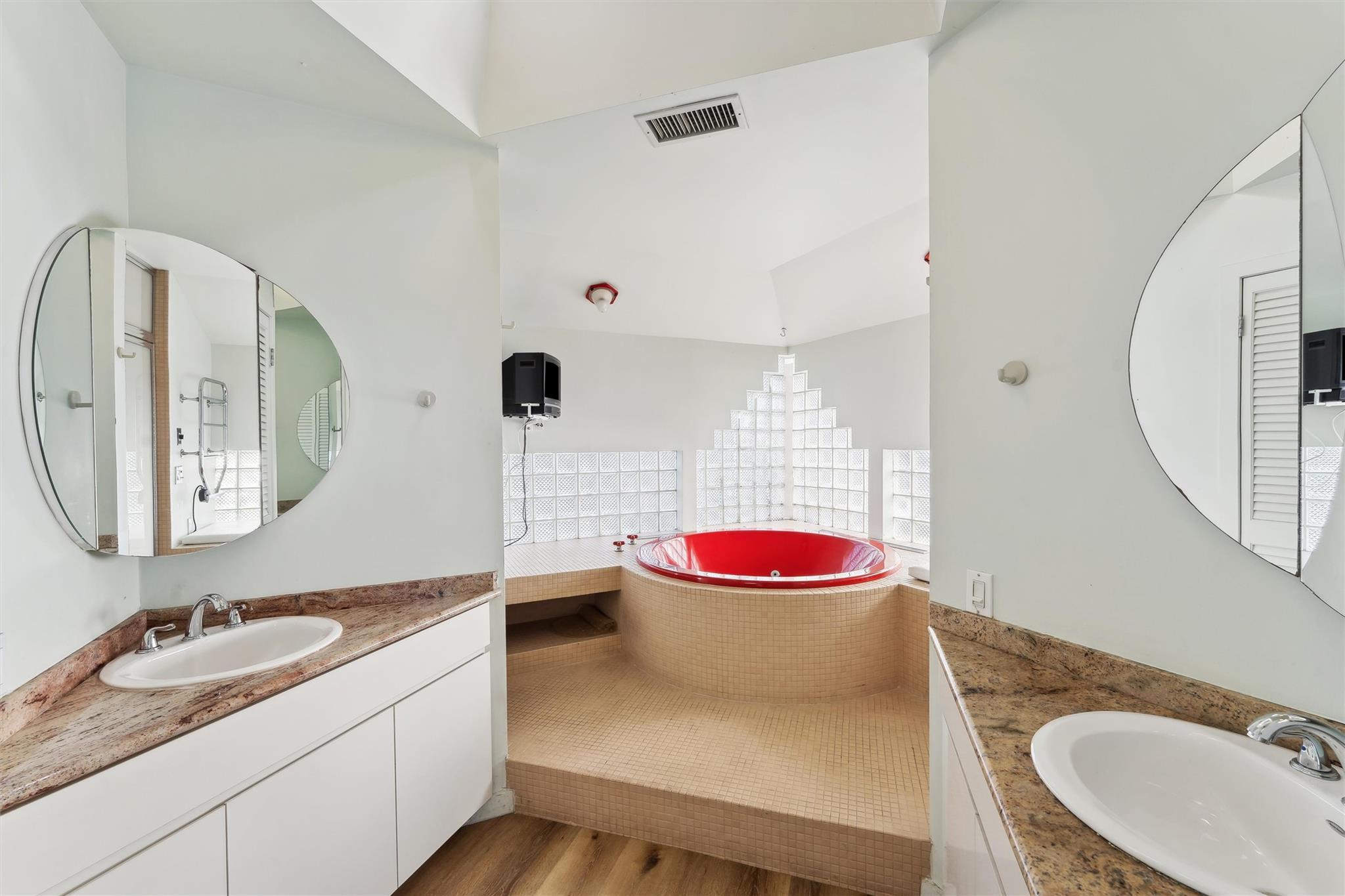 11 Watersedge Ct, Westhampton Beach, NY 11978