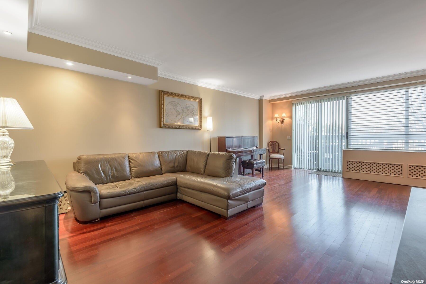 111 Cherry Valley Avenue # M4, Garden City, NY 11530